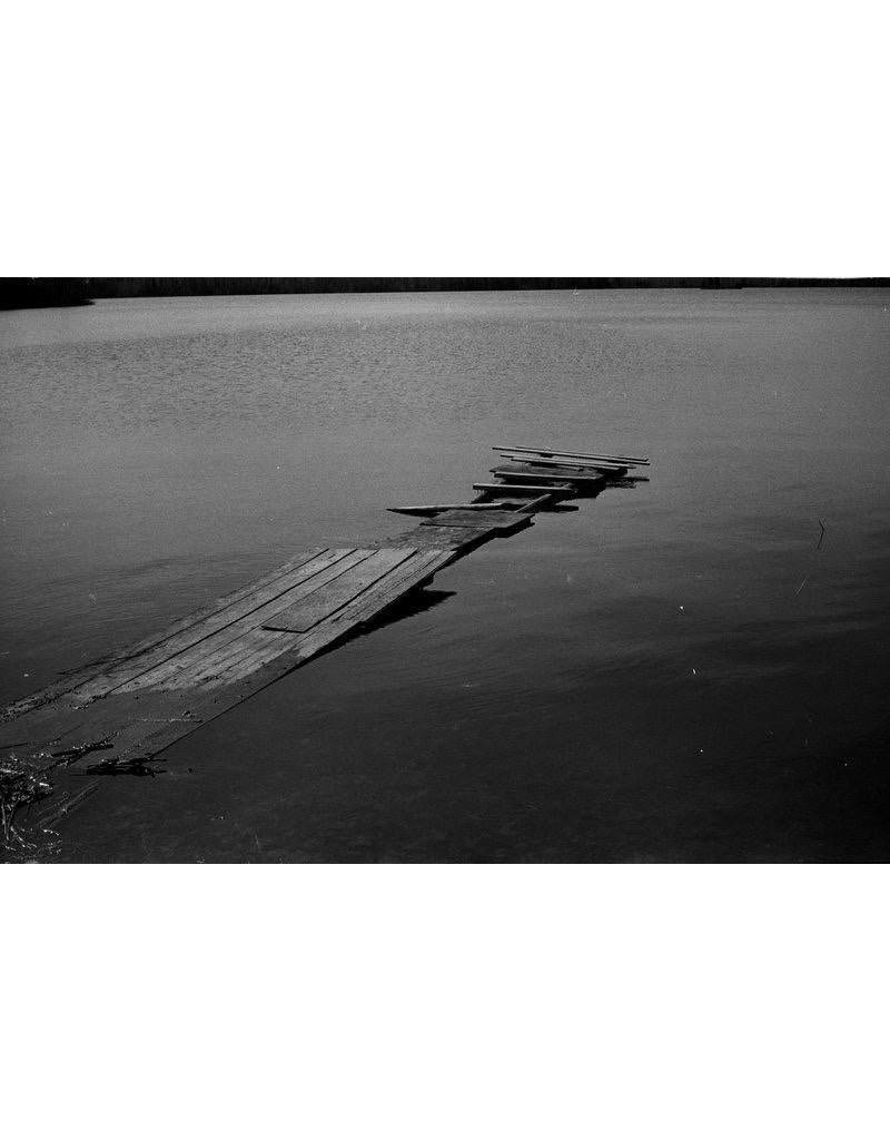John Migicovsky Black and White Photograph – Langes vergessenes Dock in Thunder Bay