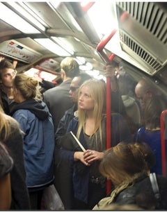 Alleine mit ihren Gedanken in der Londoner U-Bahn