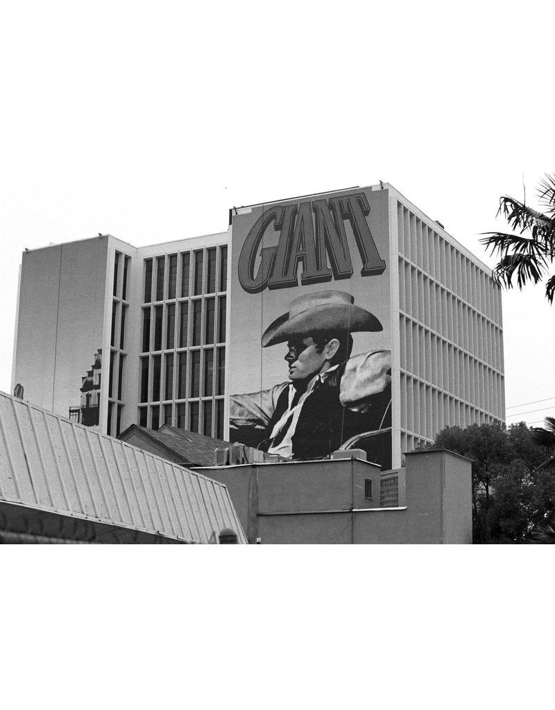 John Migicovsky Black and White Photograph – James Dean auf dem Sunset Blvd.