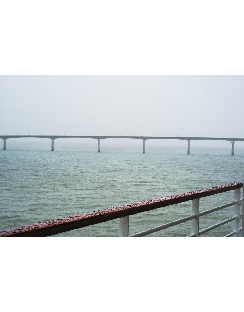 John Migicovsky Color Photograph – Auslaufender Hafen