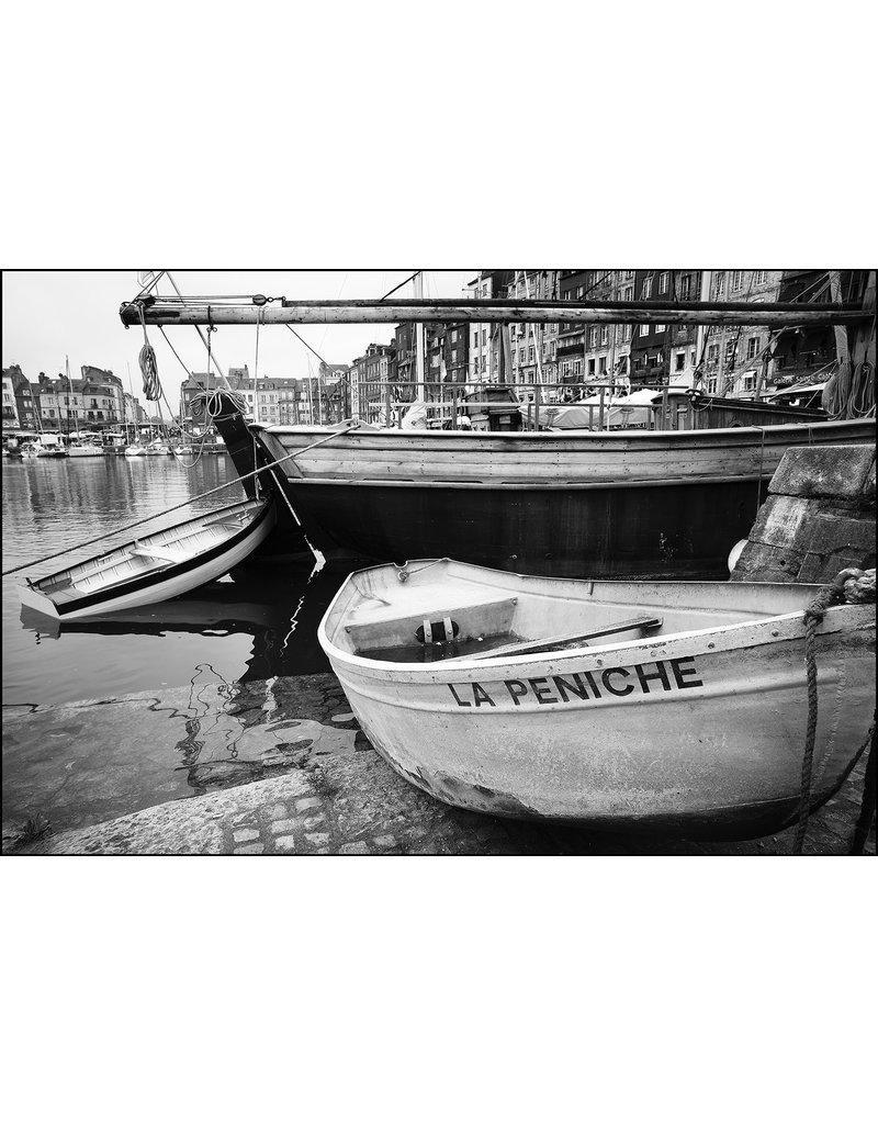 John Migicovsky Black and White Photograph – Peniche-Flair-Boot En Fleur