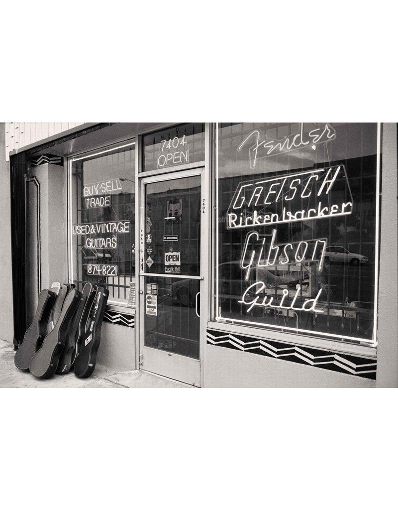 John Migicovsky Black and White Photograph – Vintage Gitarren-Shop, Sonnenuntergang-Regal