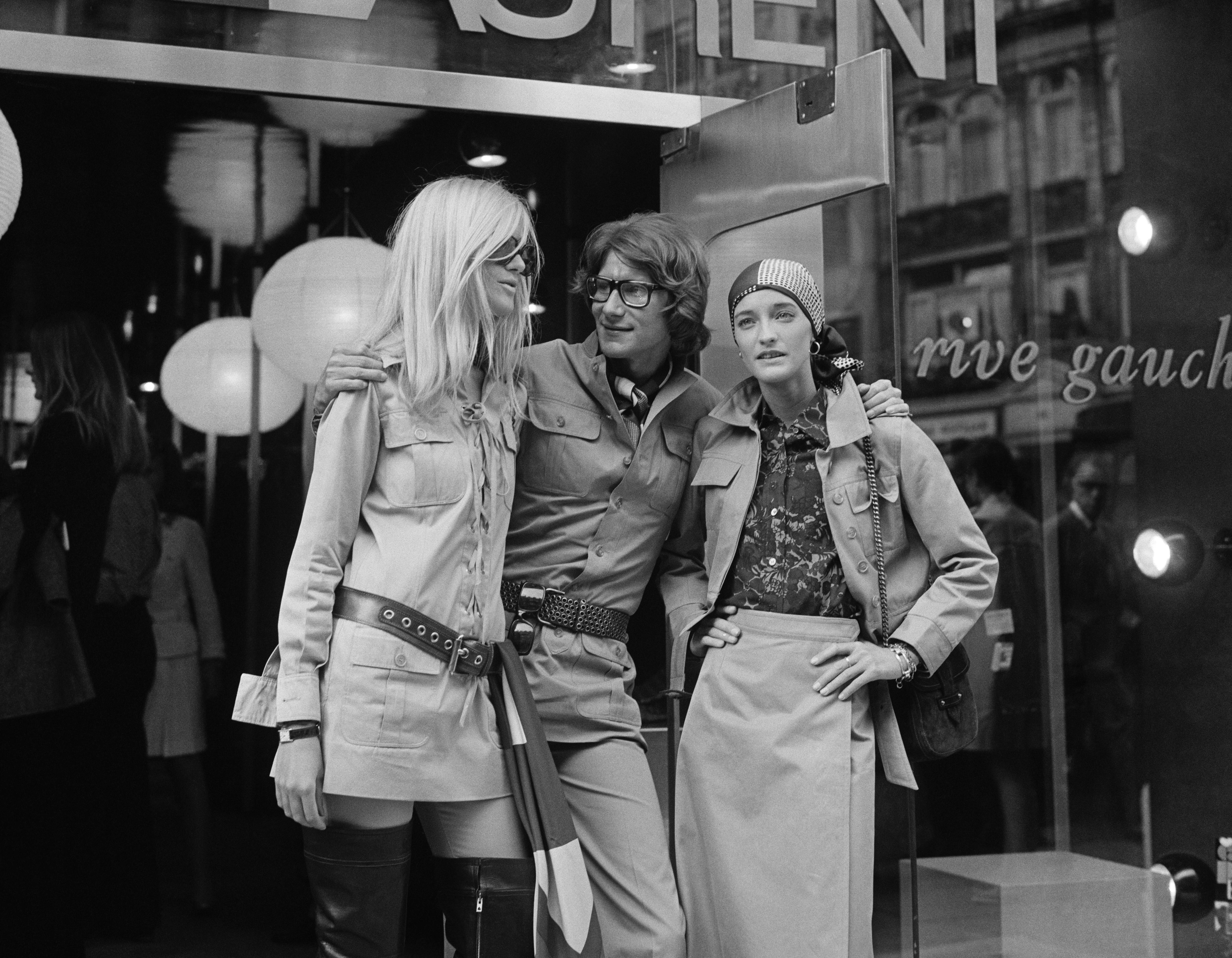 Vom Fotografen John Minihan, Yves Saint Laurent, französischer Designer mit zwei Models, Betty Catroux (links) und Loulou de la Falaise, vor seinem Geschäft "Rive Gauche". (Getty Images)

Als autorisierter Partner von Getty Images Gallery bieten wir