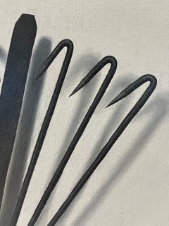 "Lancia di anguilla", natura morta trompe l'oeil di un oggetto antico, toni neri e grigi