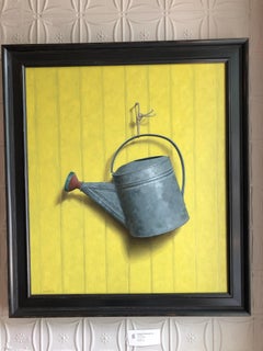 "L'annaffiatoio di Lauren" pittura a olio iperrealista, attrezzo da giardinaggio in metallo, giallo