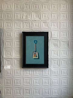 "Bambina e cane sulla pala" dipinto a olio trompe l'oeil blu e bianco di antiquariato