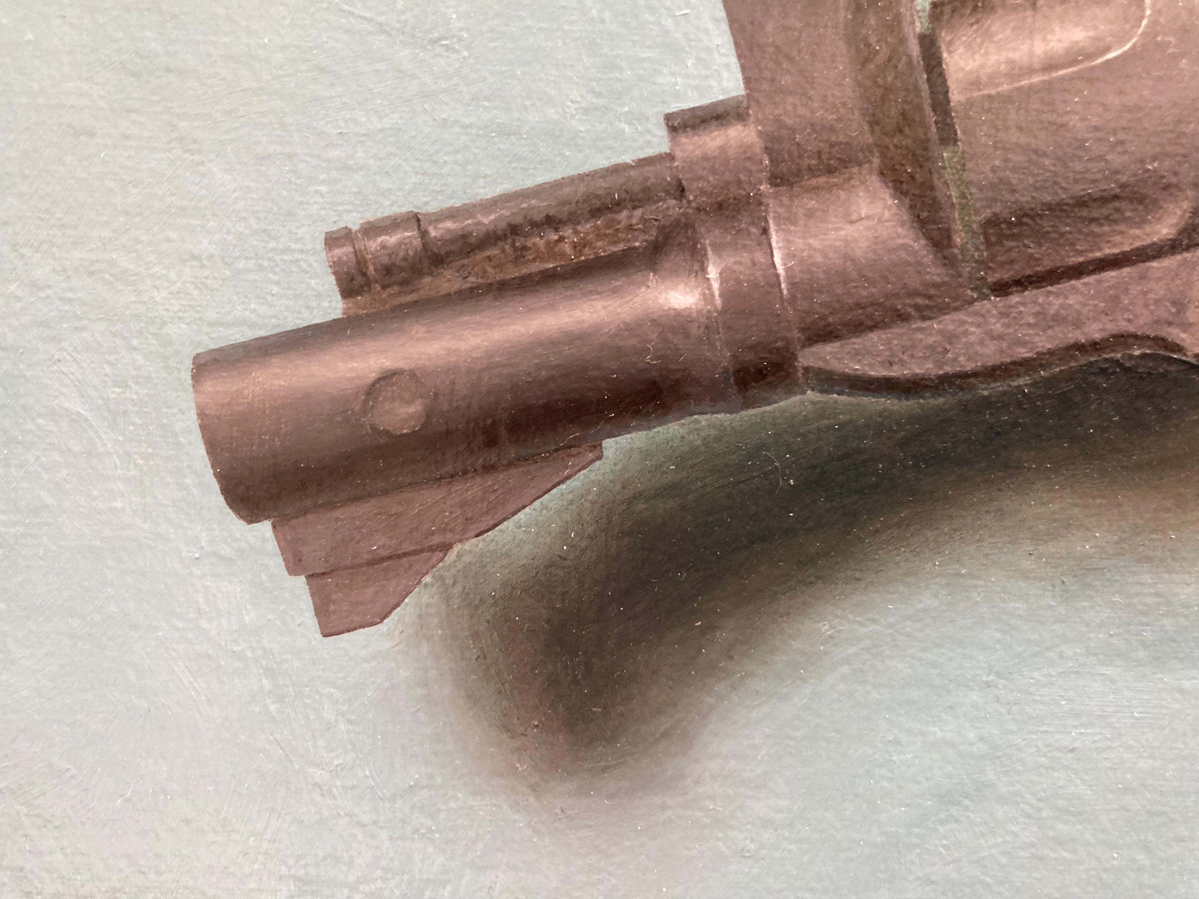 Ein Trompe-l'oeil-Gemälde einer Spielzeugpistole, die kopfüber an einem Nagel durch den Abzug hängt.