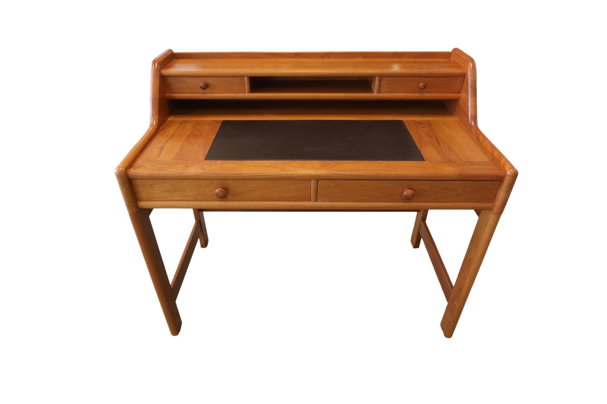 Danish desk in solid teak in a model that is freestanding and can be advantageously placed in the middle of a room if desired.

The desk was designed by John Mortensen for Dyrlund in Denmark.

The tabletop is large and spacious and has an integrated
