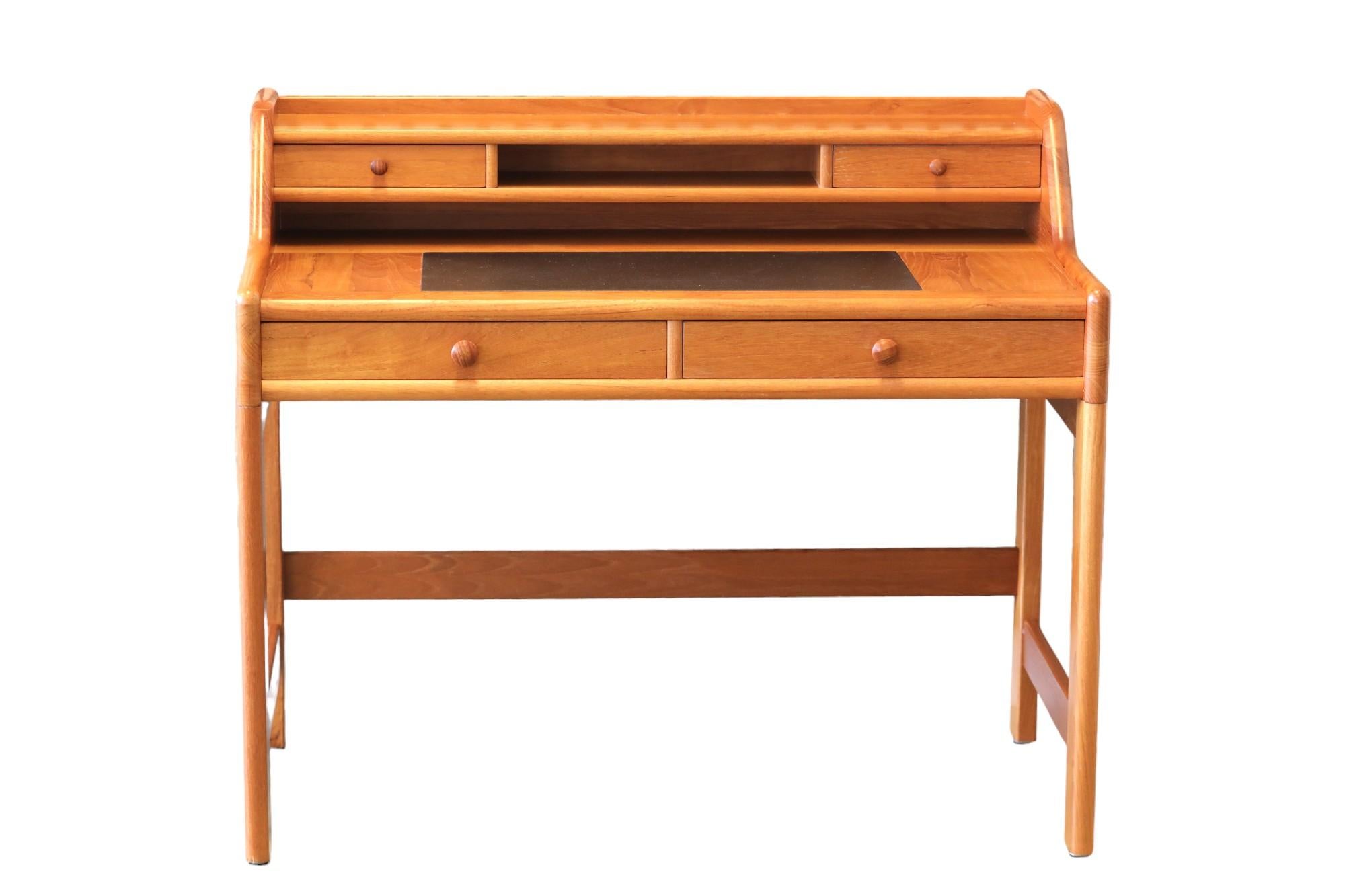 John Mortensen Dyrlund desk in solid teak 1960s In Excellent Condition In Laxå, SE