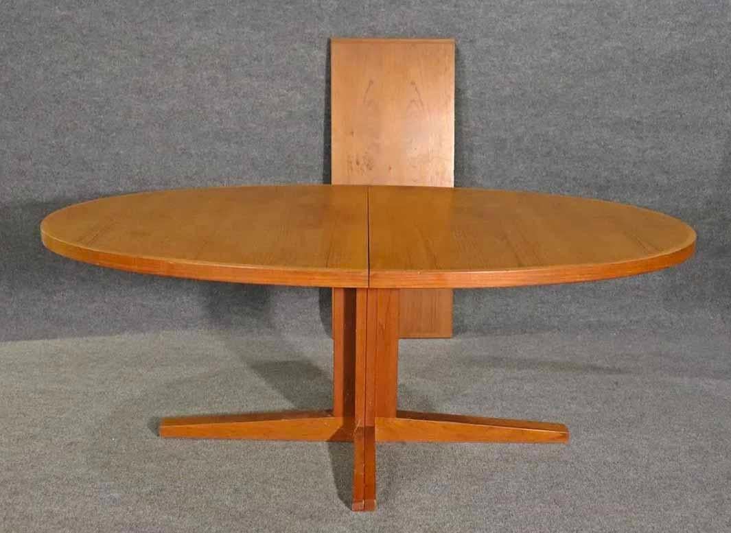 Long Danish dining table in teak wood with 19