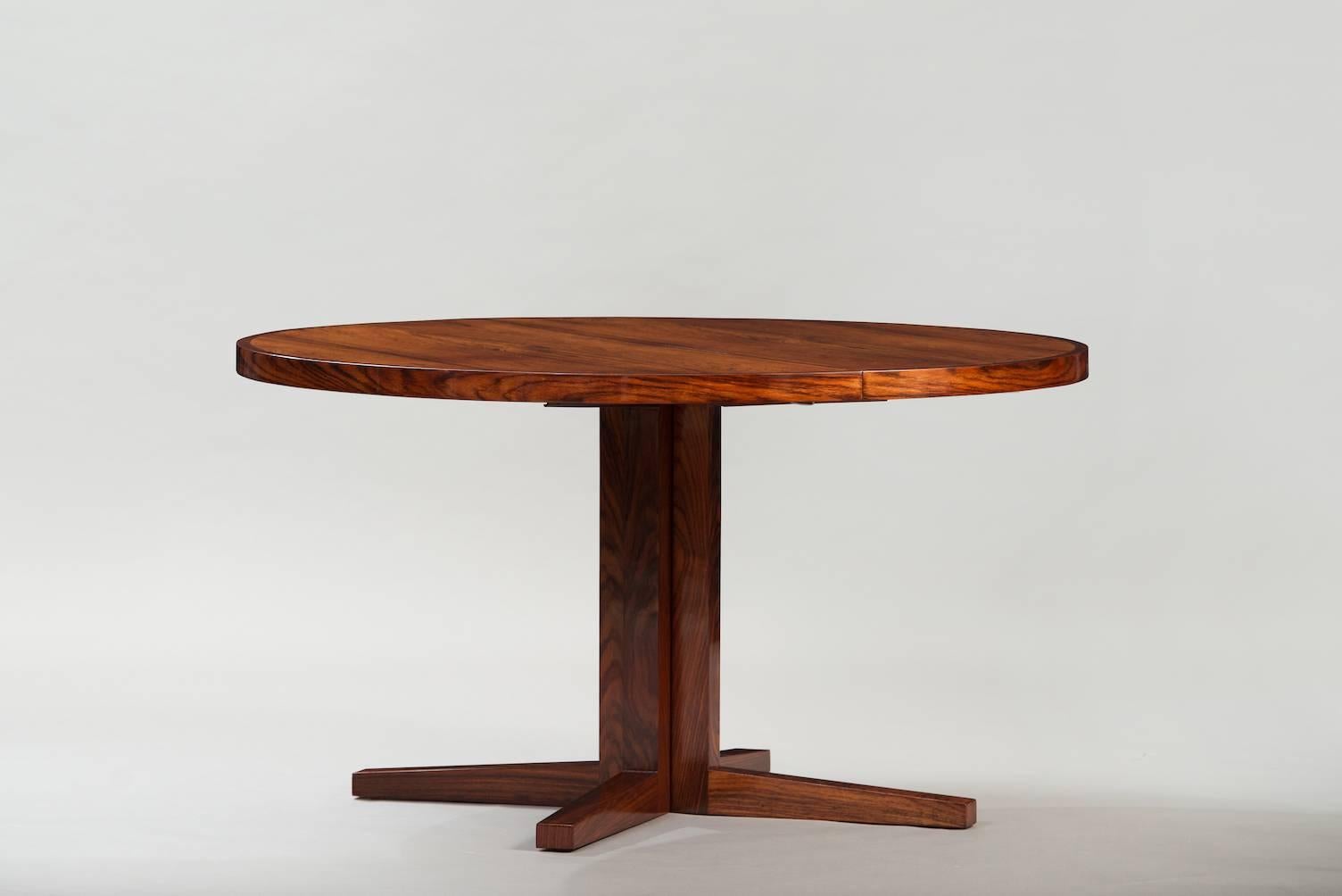 Rosewood round extendable dining table, model HM 25.