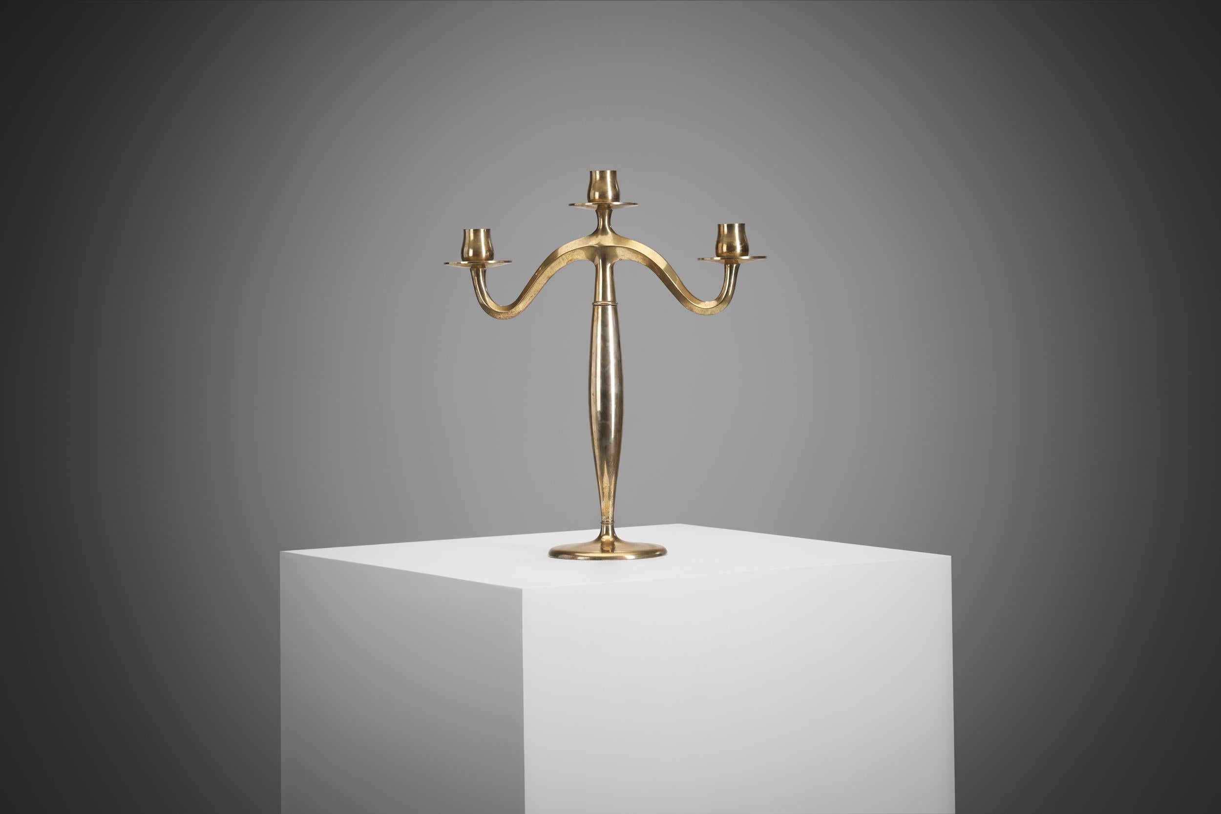 Gli artisti dell'Art Nouveau nordica si ispirarono a forme organiche e naturali, dando vita a design eleganti con curve e linee sinuose. Come dimostra chiaramente questo ingegnoso candelabro, hey ha anche iniettato lo stile con i suoi tradizionali