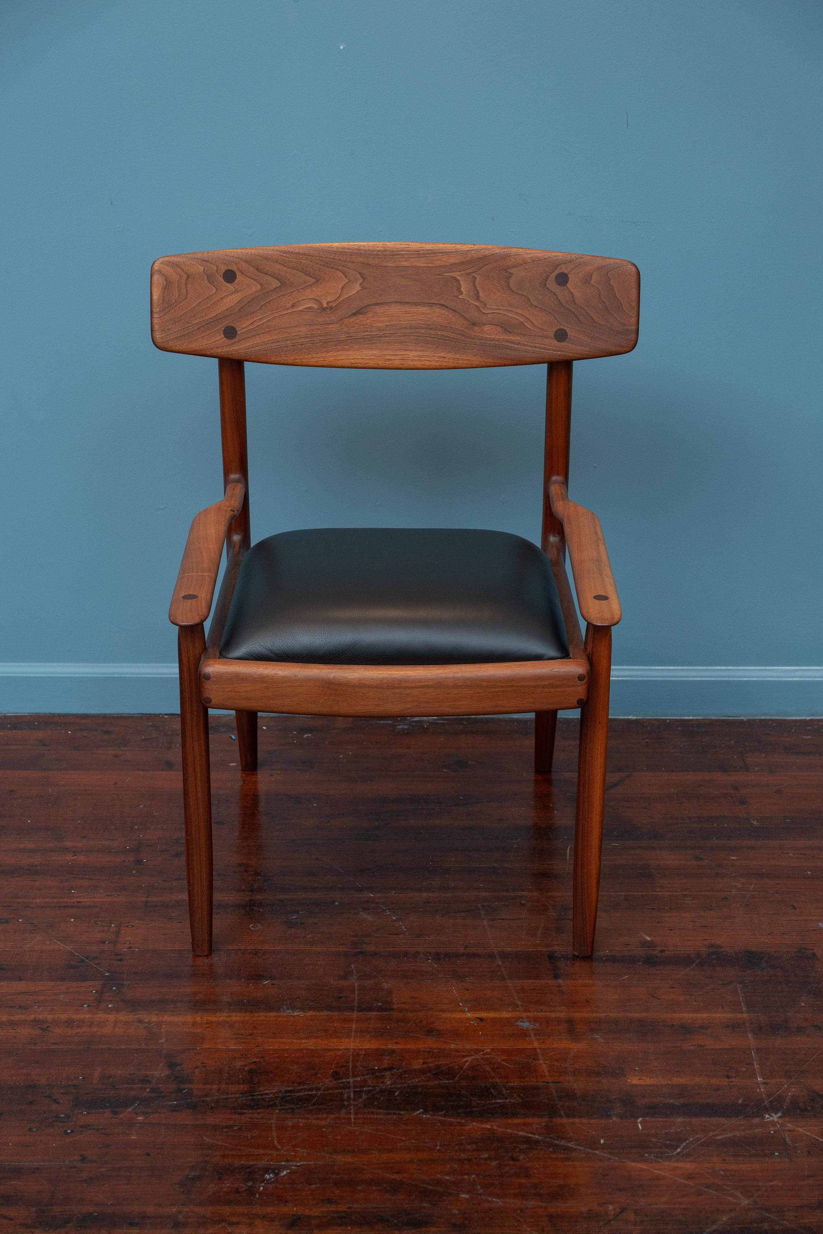 Niedriger Sessel von John Nyquist Design, signiert JN um 1959. Hochwertige Konstruktion und MATERIAL, ideal für ein Schlafzimmer oder einen Eckstuhl. Studio in Nussbaum mit schwarzem Leder gefertigt. In ausgezeichnetem Originalzustand, bereit,
