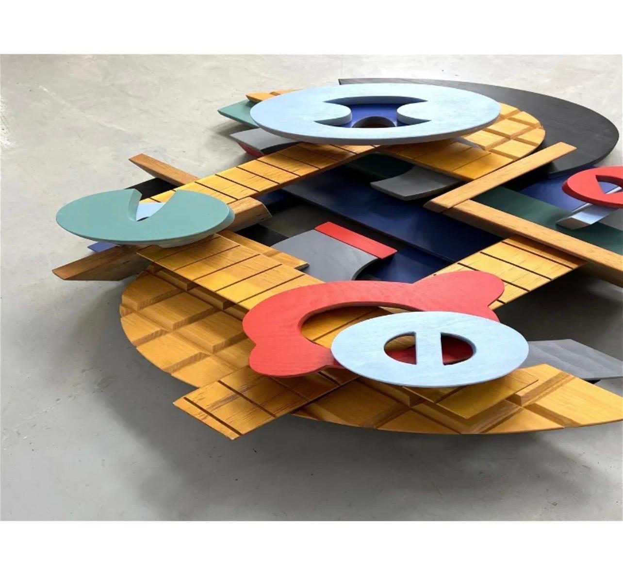 Große abstrakte Holzskulptur, farbenfrohes Holzgemälde, John Okulick Wandbehang im Angebot 4