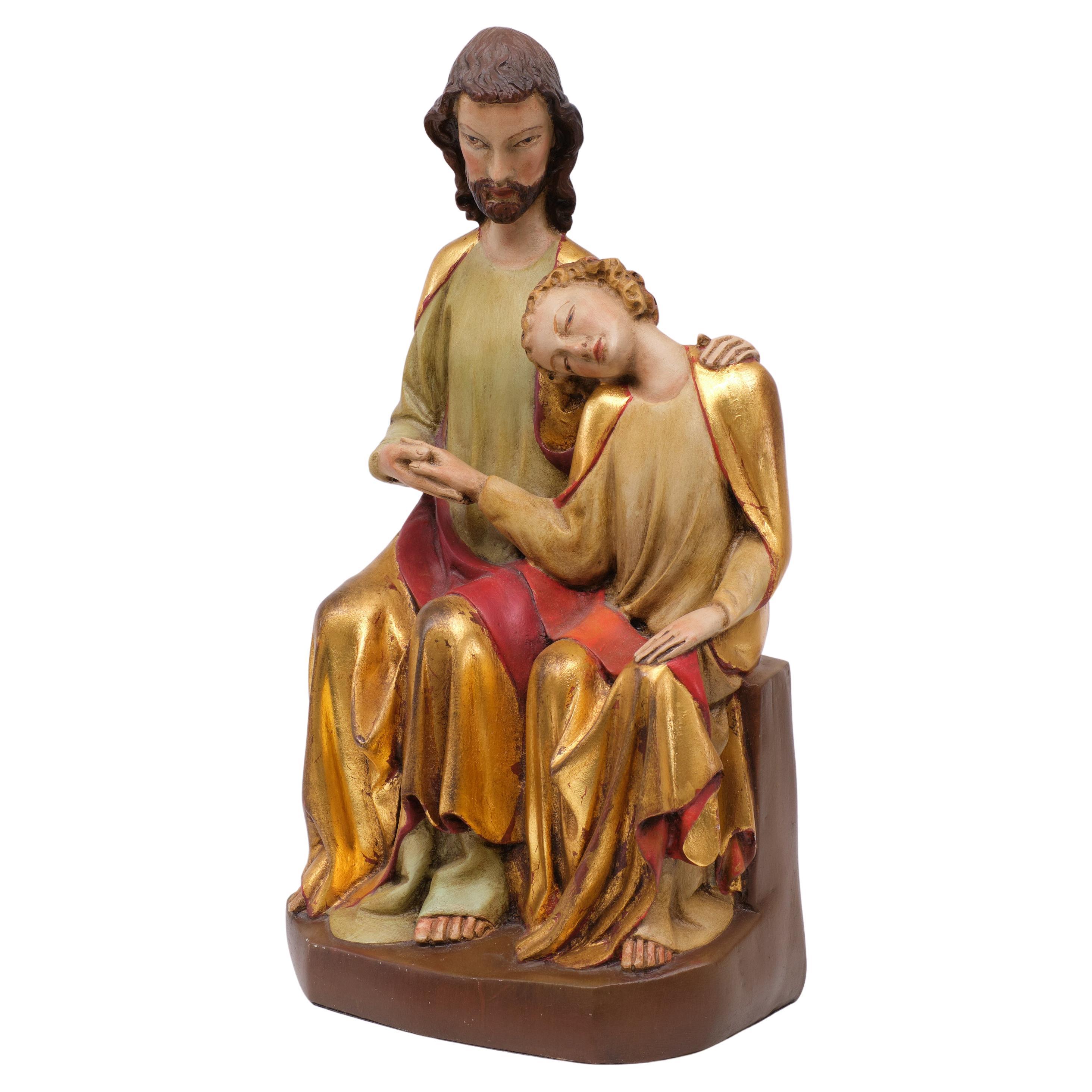 Dieser Artikel ist eine identische Museumsreproduktion  Die Schnitzerei zeigt Christus und den heiligen Johannes auf einer Bank sitzend. Johannes legt seinen Kopf auf die Brust Christi, seine Augen sind andächtig geschlossen. Seine rechte Hand ruht