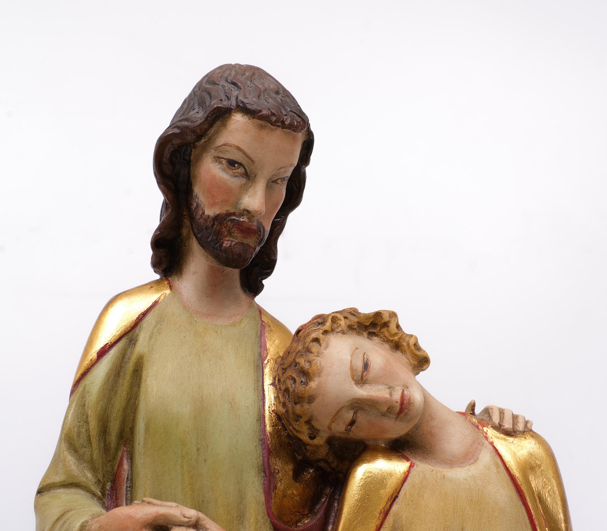 Américain Sculpture de Jean sur la poitrine du Christ   Reproduction dans un musée en vente