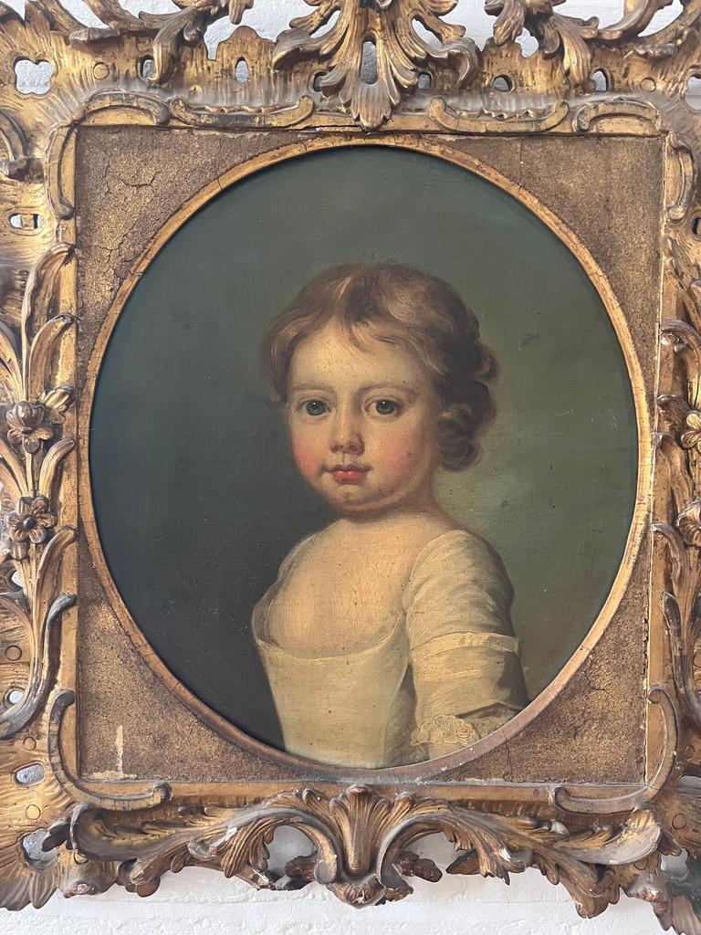 Ein charmantes Porträt eines jungen Mädchens, das im originalen, handgeschnitzten Goldholzrahmen präsentiert wird. 

Kreis von John Opie (1761-1807)
Porträt eines jungen Mädchens, halbe Länge
Mit altem Label auf der Rückseite
18 x 16½ Zoll ohne