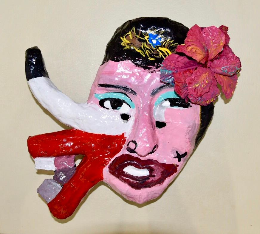 "FRIDA 
Masque de collection unique en son genre de John Paul Fauves 
Acrylique sur papier mâché

John Paul Fauves (né en 1980) est un artiste contemporain du Costa Rica. Son parcours artistique a commencé très jeune, lorsqu'il est devenu l'élève de