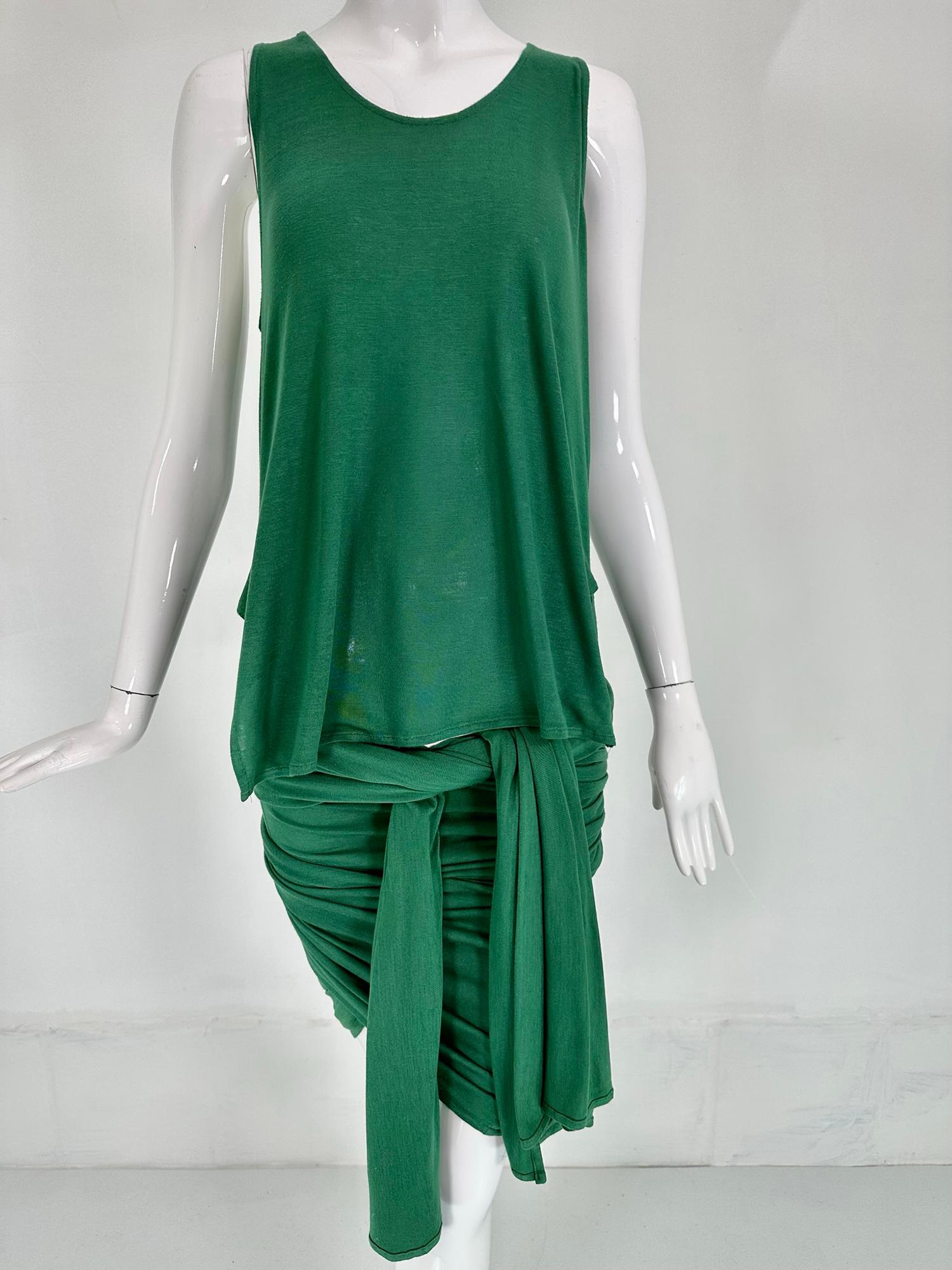 Paul Gaultier, Gaultier Public rare 1980 vert robe en jersey de coton enveloppé et cravate. Robe d'une seule pièce, le débardeur devant est relié au haut et à la jupe du dos d'une seule pièce, il y a des panneaux larges et longs de chaque côté de la