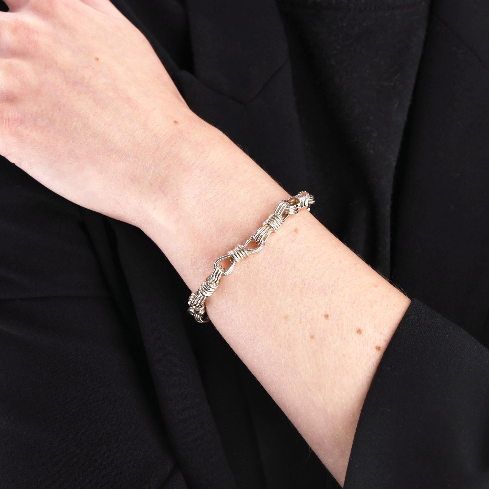 I Paul Gaultier Vintage A Silver Silver Knot Bracelet

Bracelet en chaîne de style nœud en argent 925.

Chaque maillon est formé de plusieurs fils d'argent torsadés en faisceaux complexes ressemblant à des nœuds.

Il est doté d'un fermoir à crochet