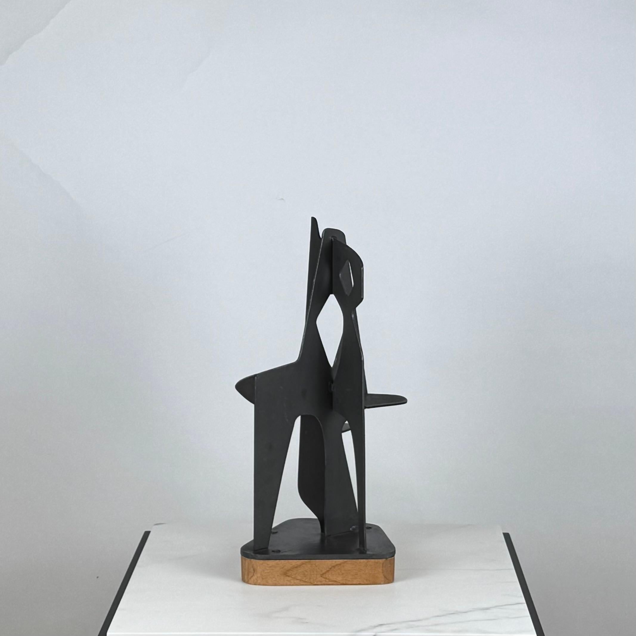 Sculpture abstraite en acier de l'artiste new-yorkais John-Paul Philippe.

Signature de l'artiste 
