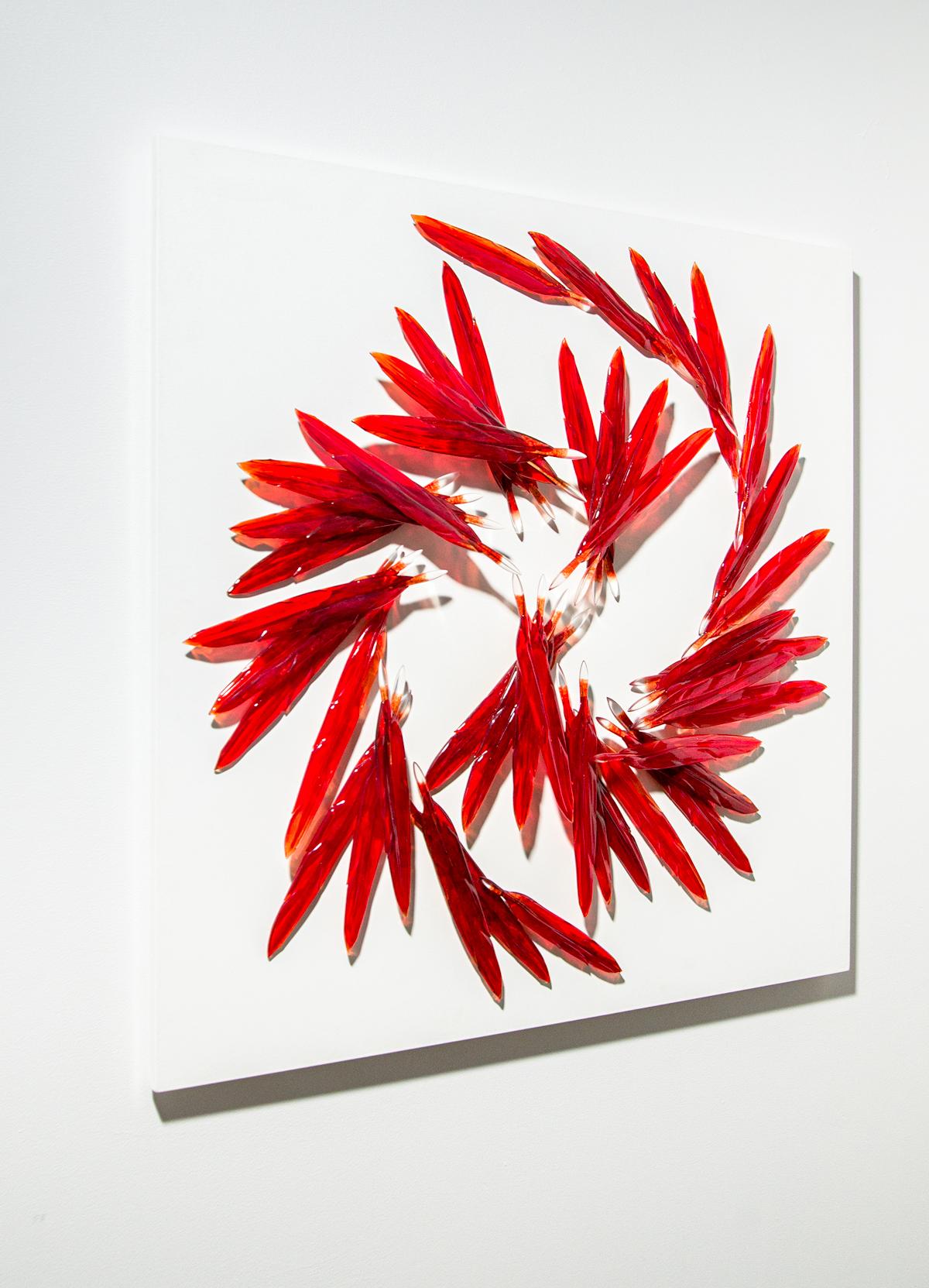 Mosca de Fuego - escultura mural grande, roja, translúcida, con plumas, de vidrio macizo - Abstract Sculpture Blanco de John Paul Robinson