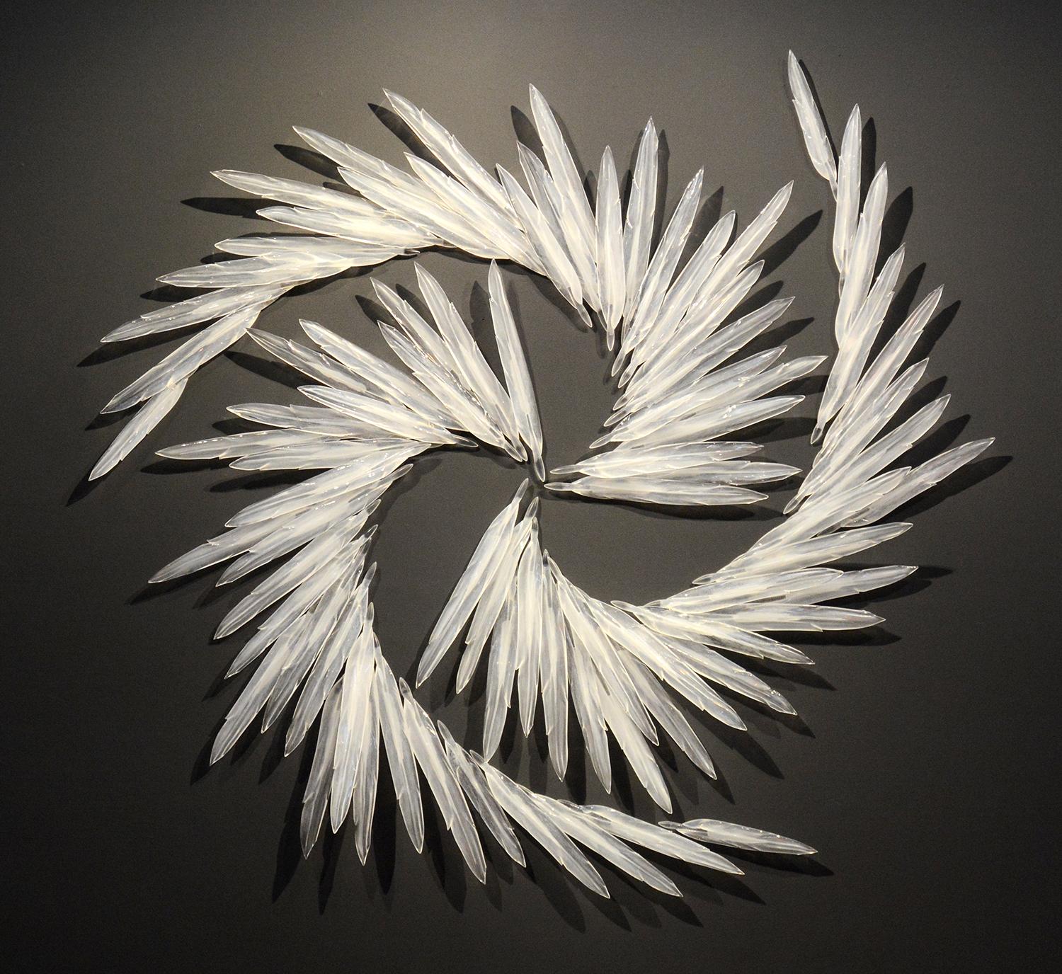John Paul Robinson Abstract Sculpture – Flying - groß, Glas, durchscheinend, weiß, Federn, Wandskulptur