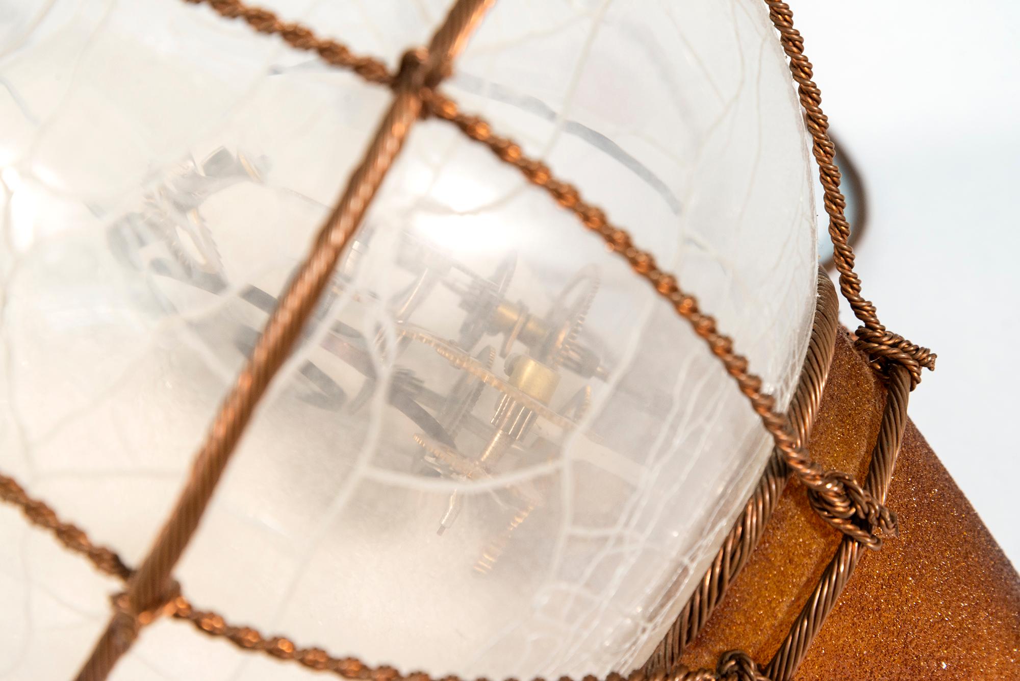 Amber Clock - scultura da tavolo contemporanea, astratta, in vetro e metallo in vendita 4