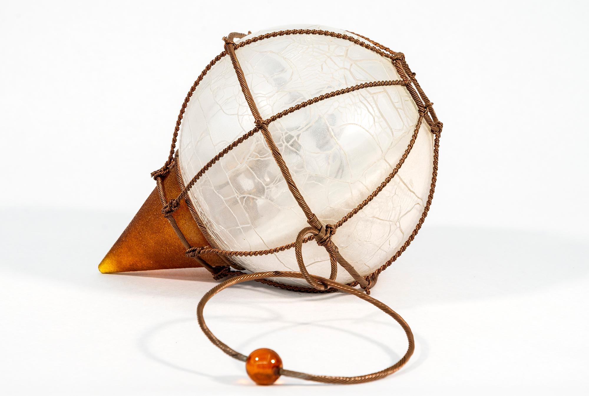 Amber Clock - scultura da tavolo contemporanea, astratta, in vetro e metallo - Sculpture di John Paul Robinson