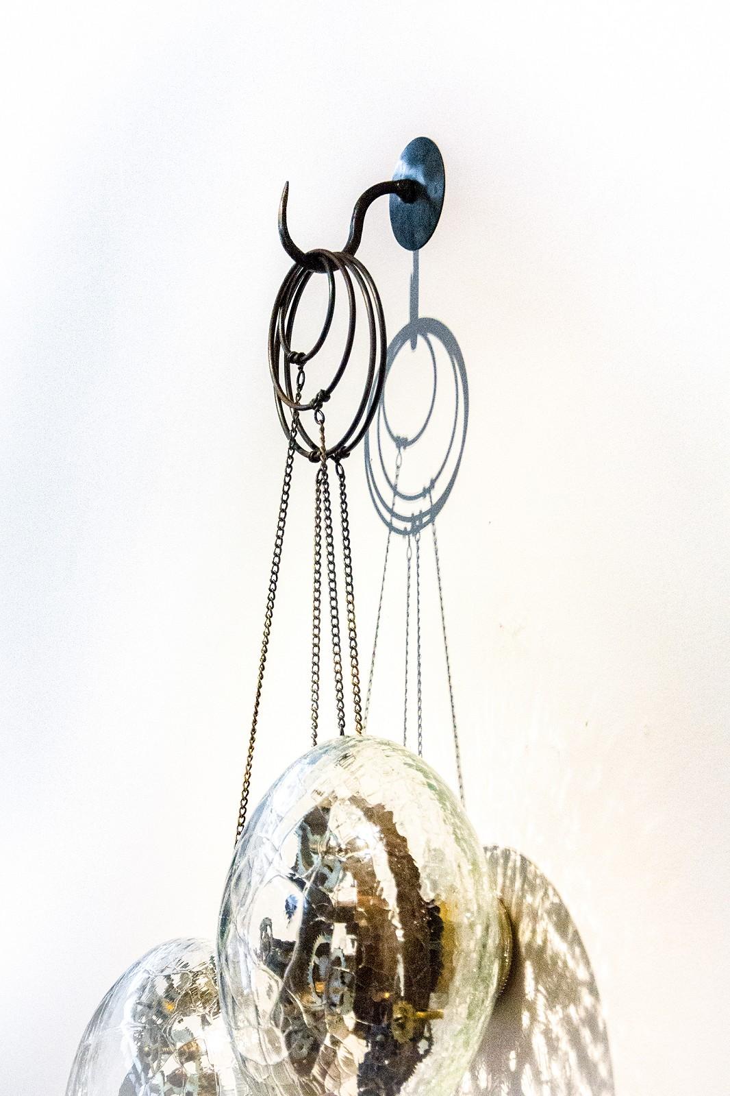 Bewegungen - elegante, mundgeblasenes Glas, Metall, abstrakte hängende Wandskulptur im Angebot 5