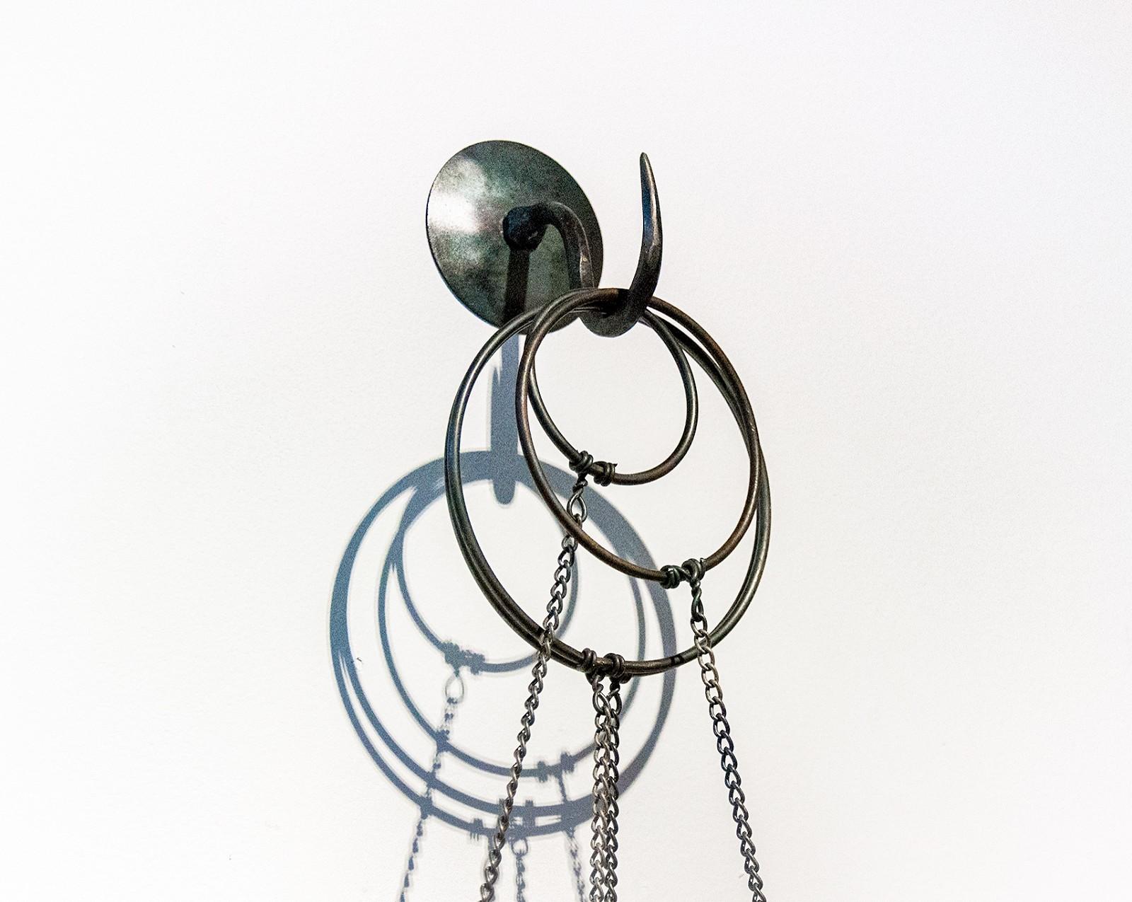 Bewegungen - elegante, mundgeblasenes Glas, Metall, abstrakte hängende Wandskulptur (Zeitgenössisch), Sculpture, von John Paul Robinson