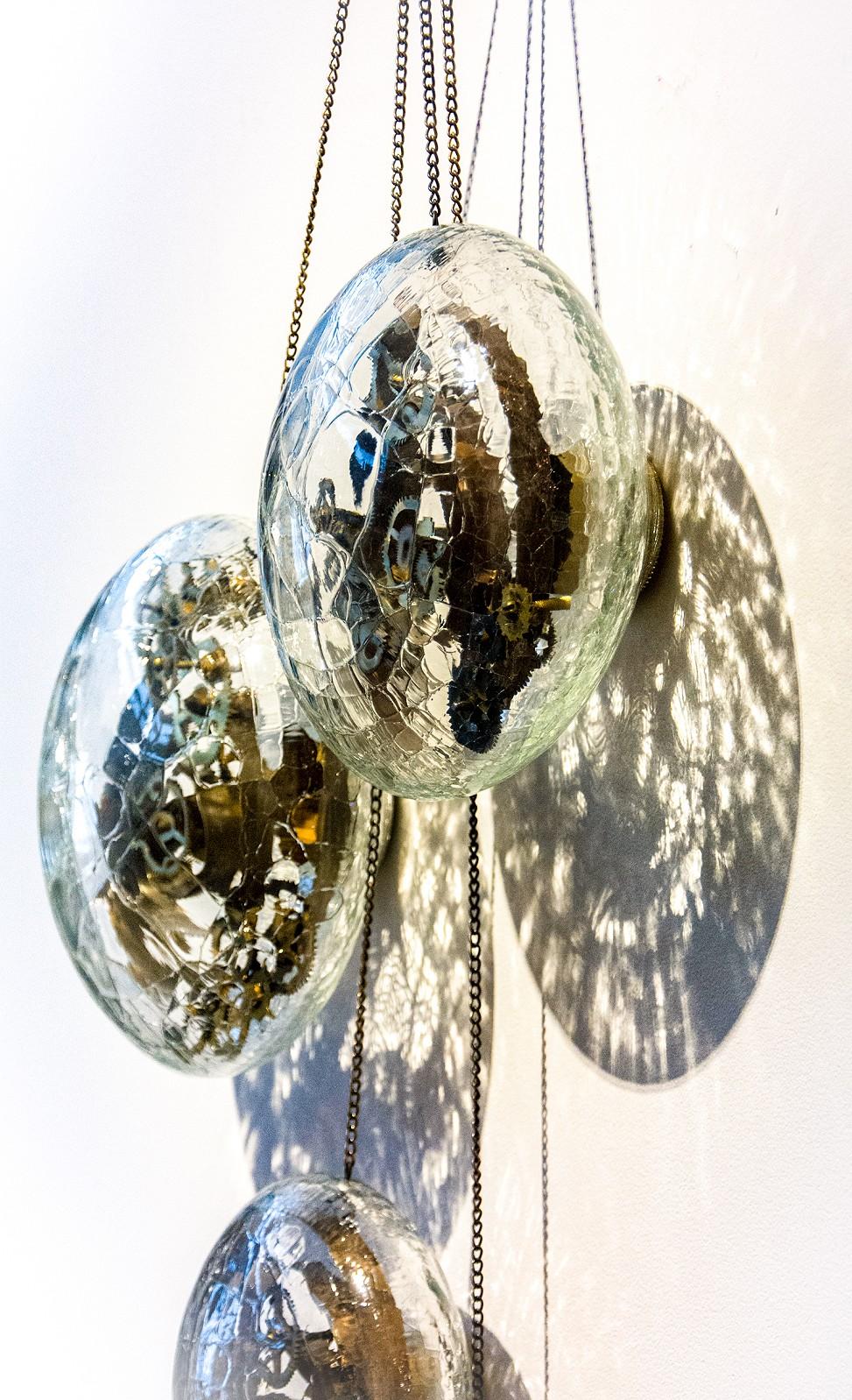 Bewegungen - elegante, mundgeblasenes Glas, Metall, abstrakte hängende Wandskulptur im Angebot 4