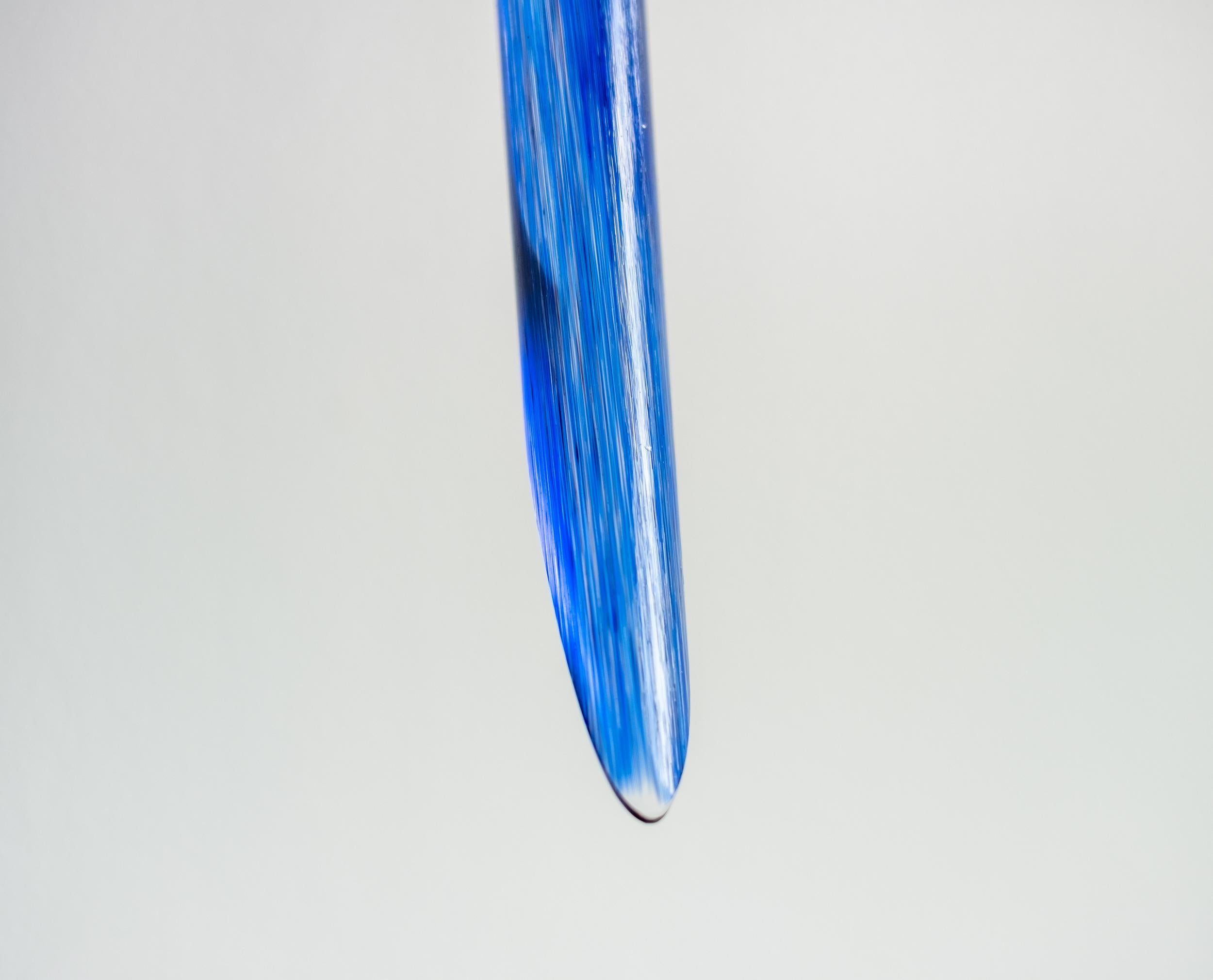 Night Transit - bleu, contemporain, verre massif, sculpture murale en vente 2