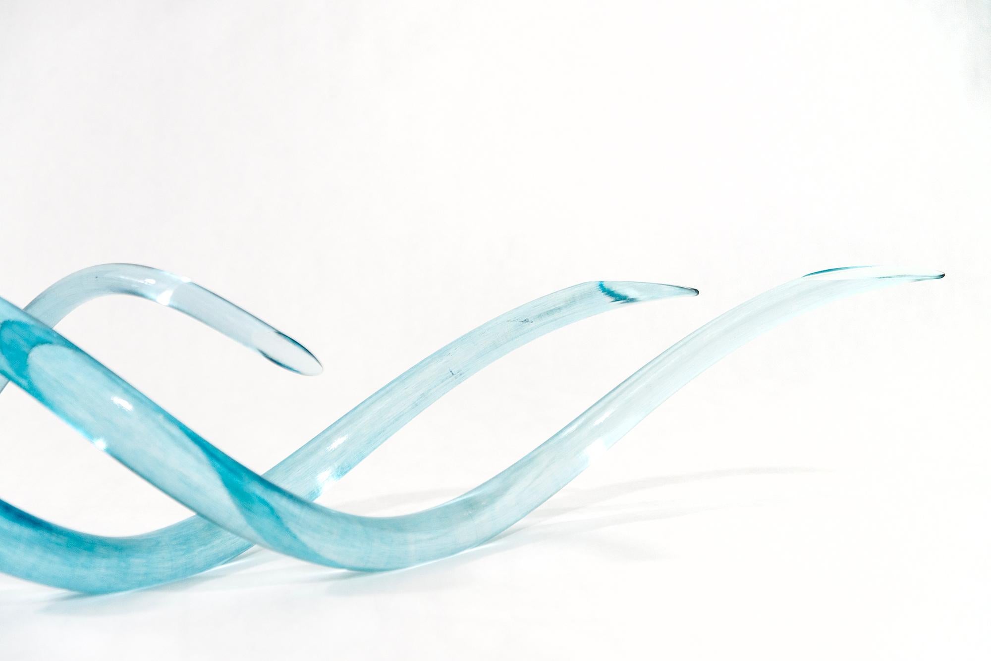 Our Beach - scultura da tavolo in vetro traslucido, blu, contemporanea e astratta - Abstract Sculpture Bianco di John Paul Robinson