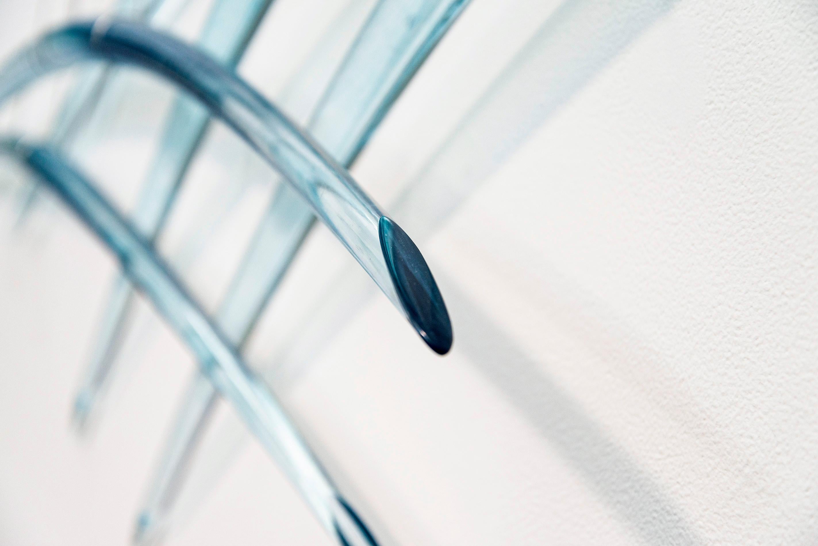 Probability B5 - bleu, abstrait, incurvé, verre, acier, sculpture murale suspendue en vente 8