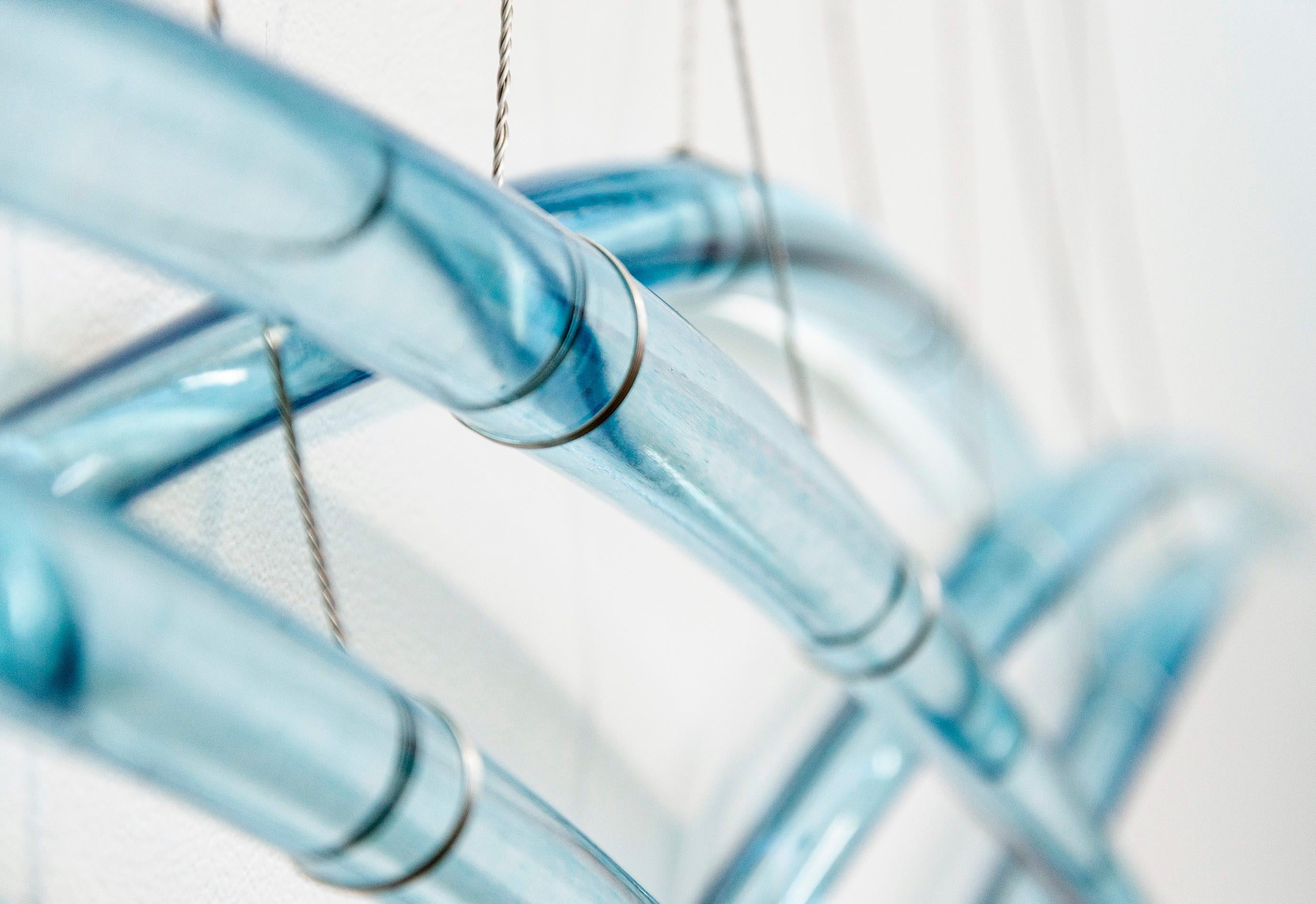 Probability B5 - bleu, abstrait, incurvé, verre, acier, sculpture murale suspendue en vente 10