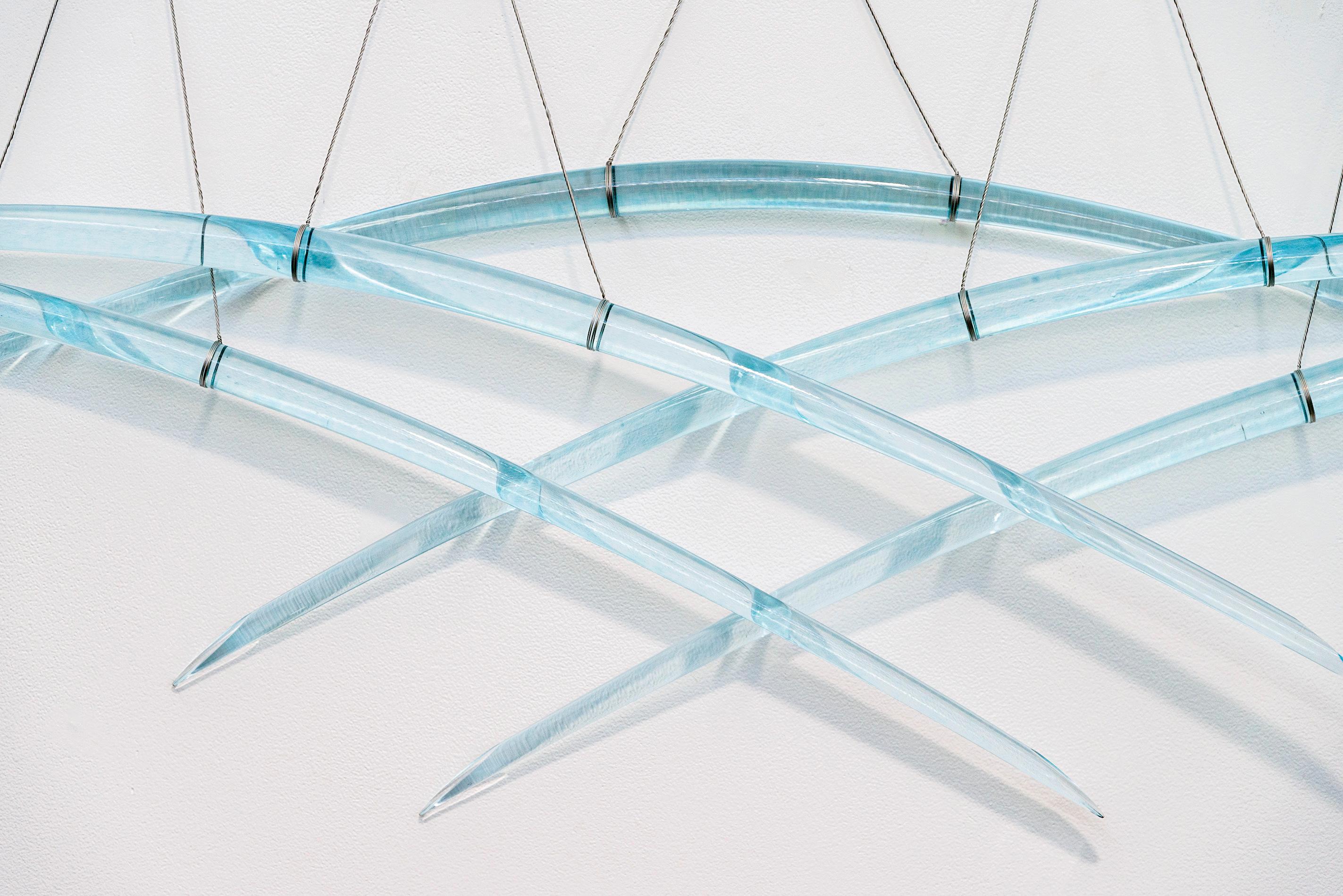 Probability B5 - bleu, abstrait, incurvé, verre, acier, sculpture murale suspendue en vente 1