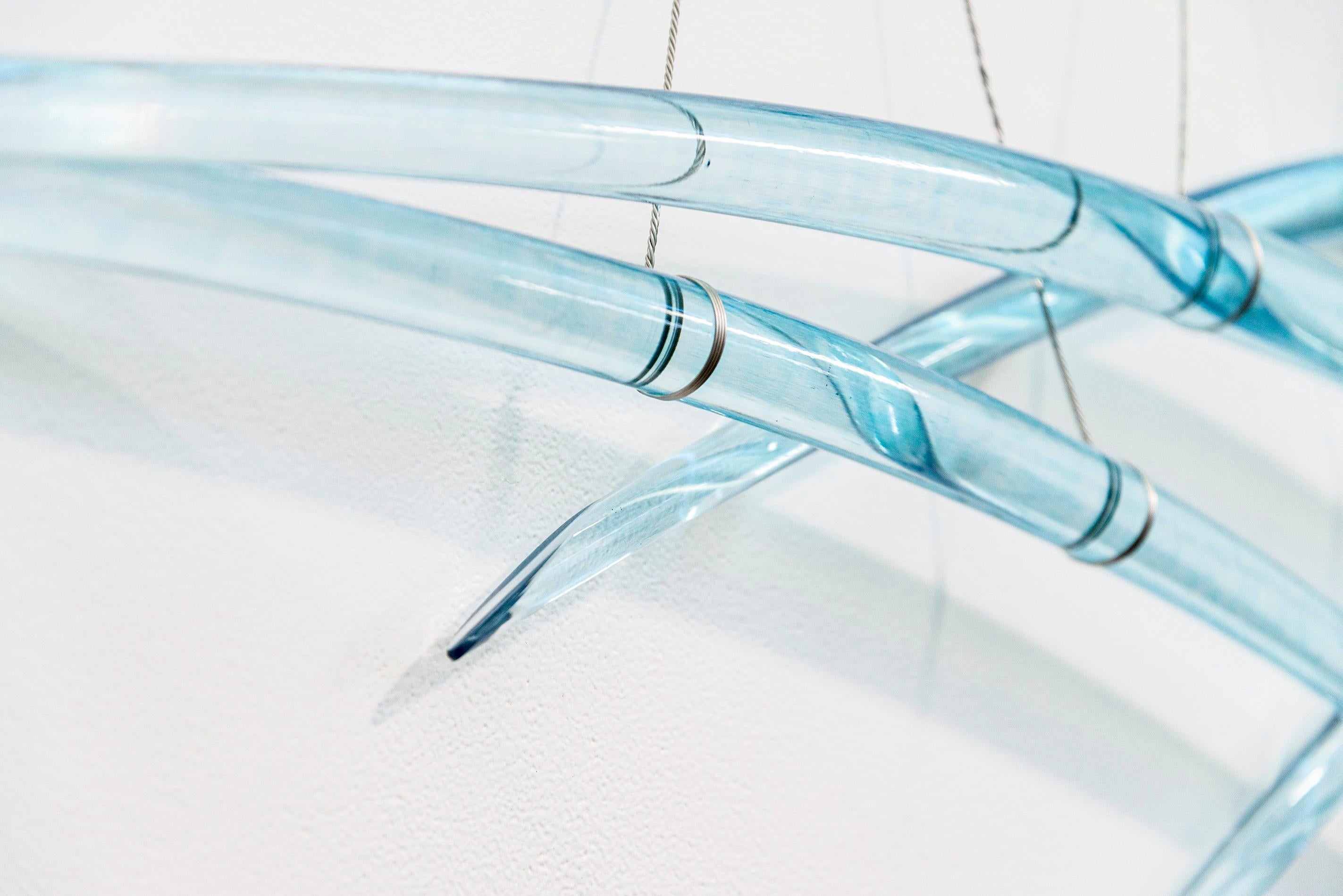 Probability B5 - bleu, abstrait, incurvé, verre, acier, sculpture murale suspendue en vente 2