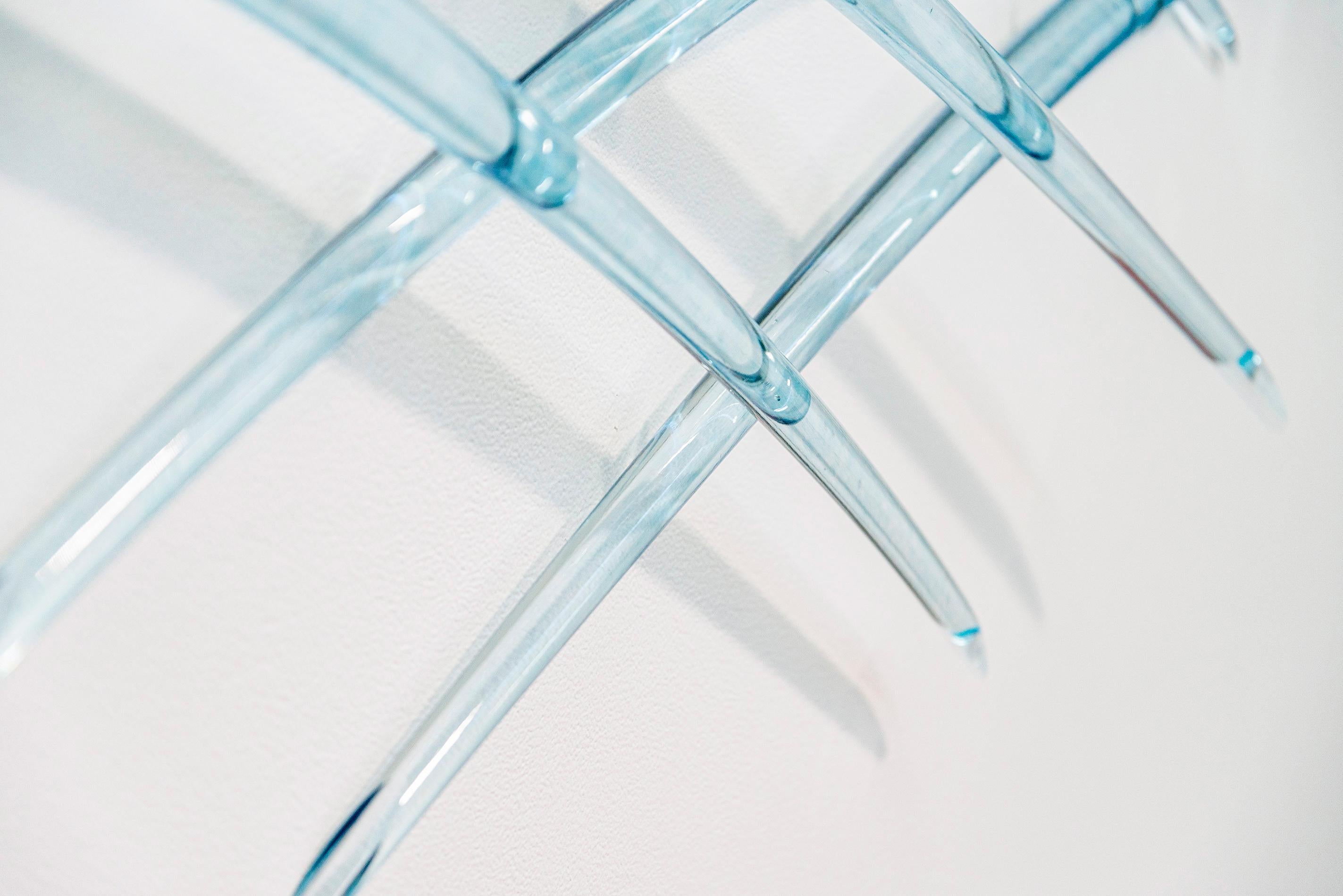 Probability B5 - bleu, abstrait, incurvé, verre, acier, sculpture murale suspendue en vente 3