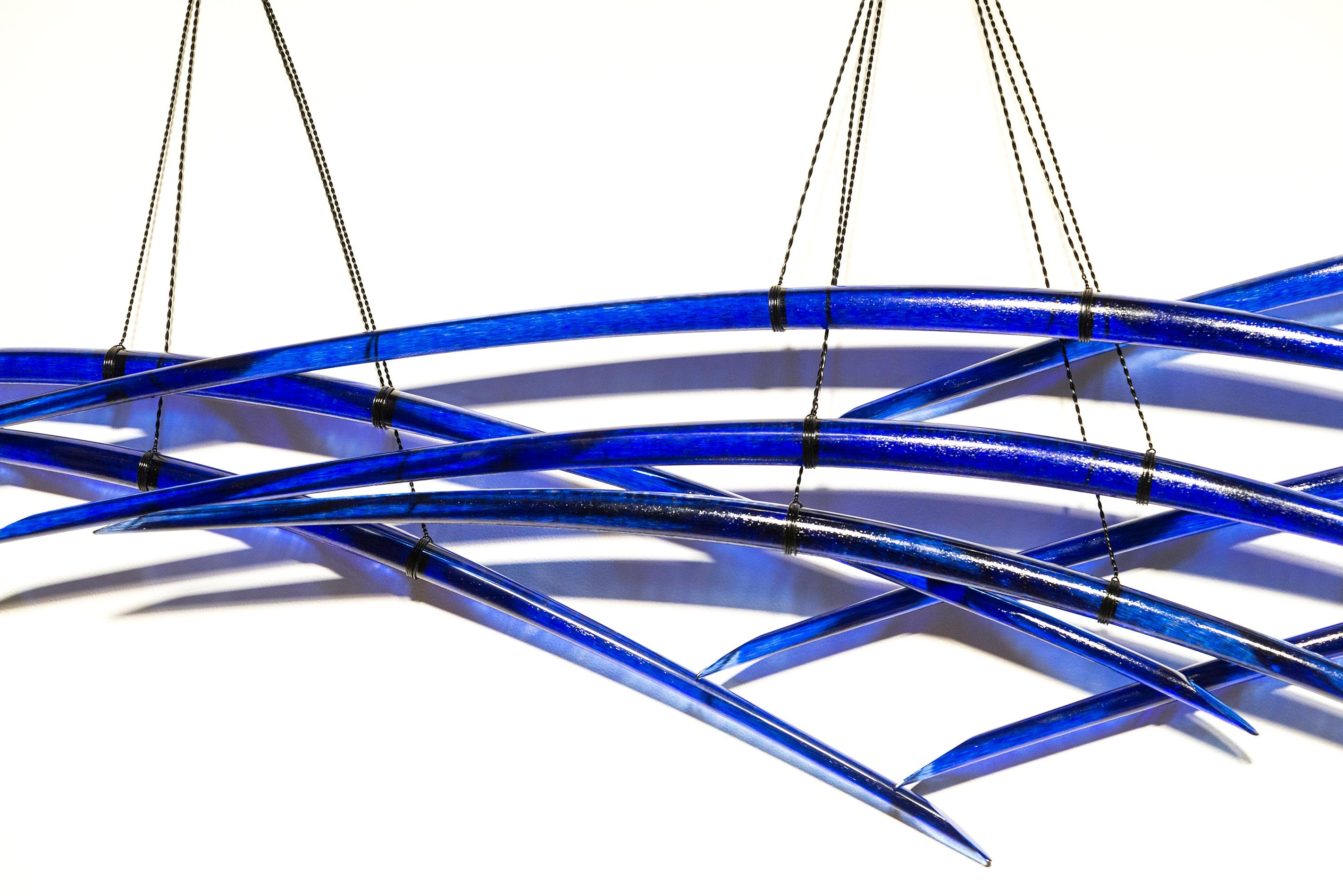 probabilité bleu profond 4 - élégant, incurvé, abstrait, verre, sculpture murale en vente 8