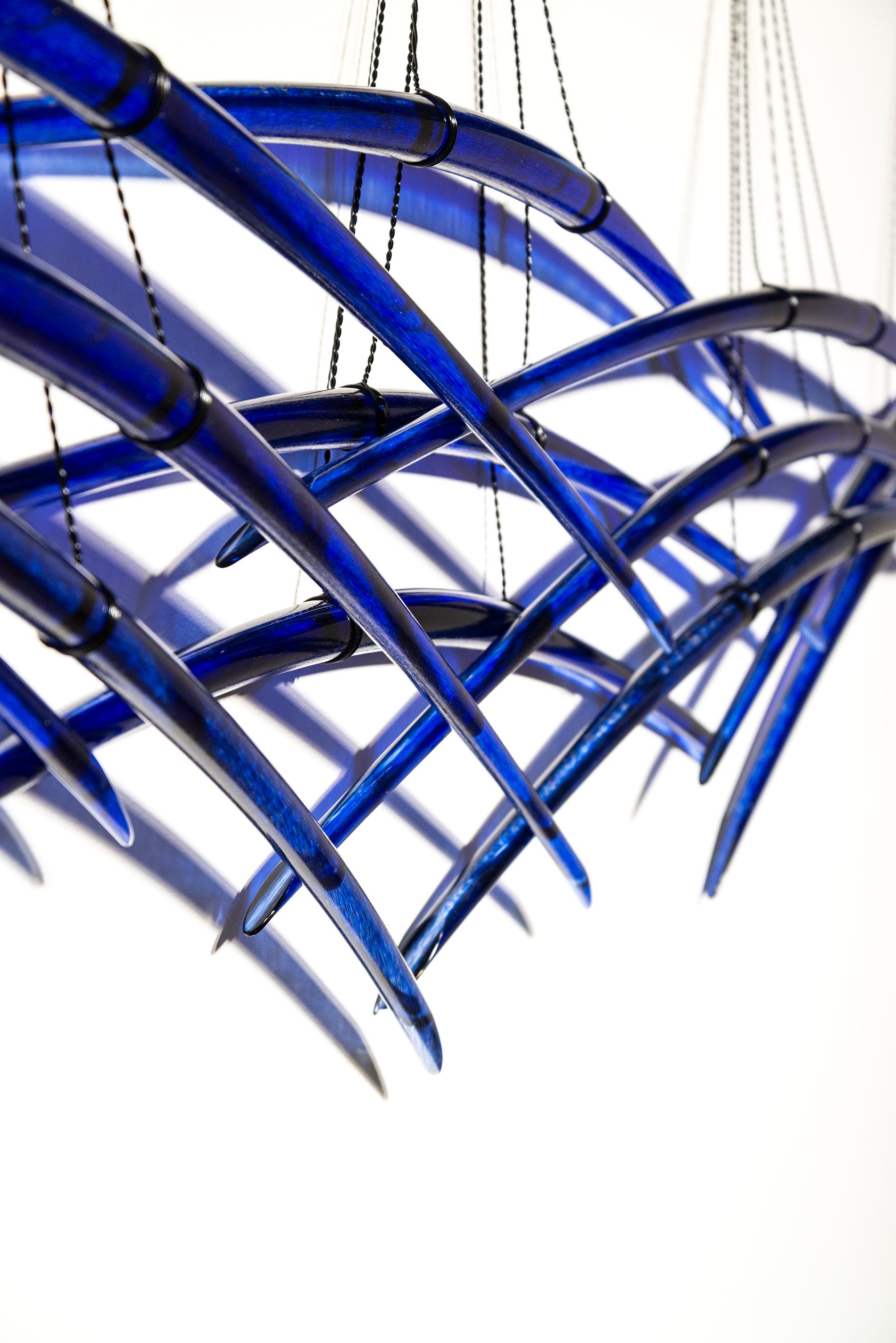 probabilité bleu profond 4 - élégant, incurvé, abstrait, verre, sculpture murale en vente 1