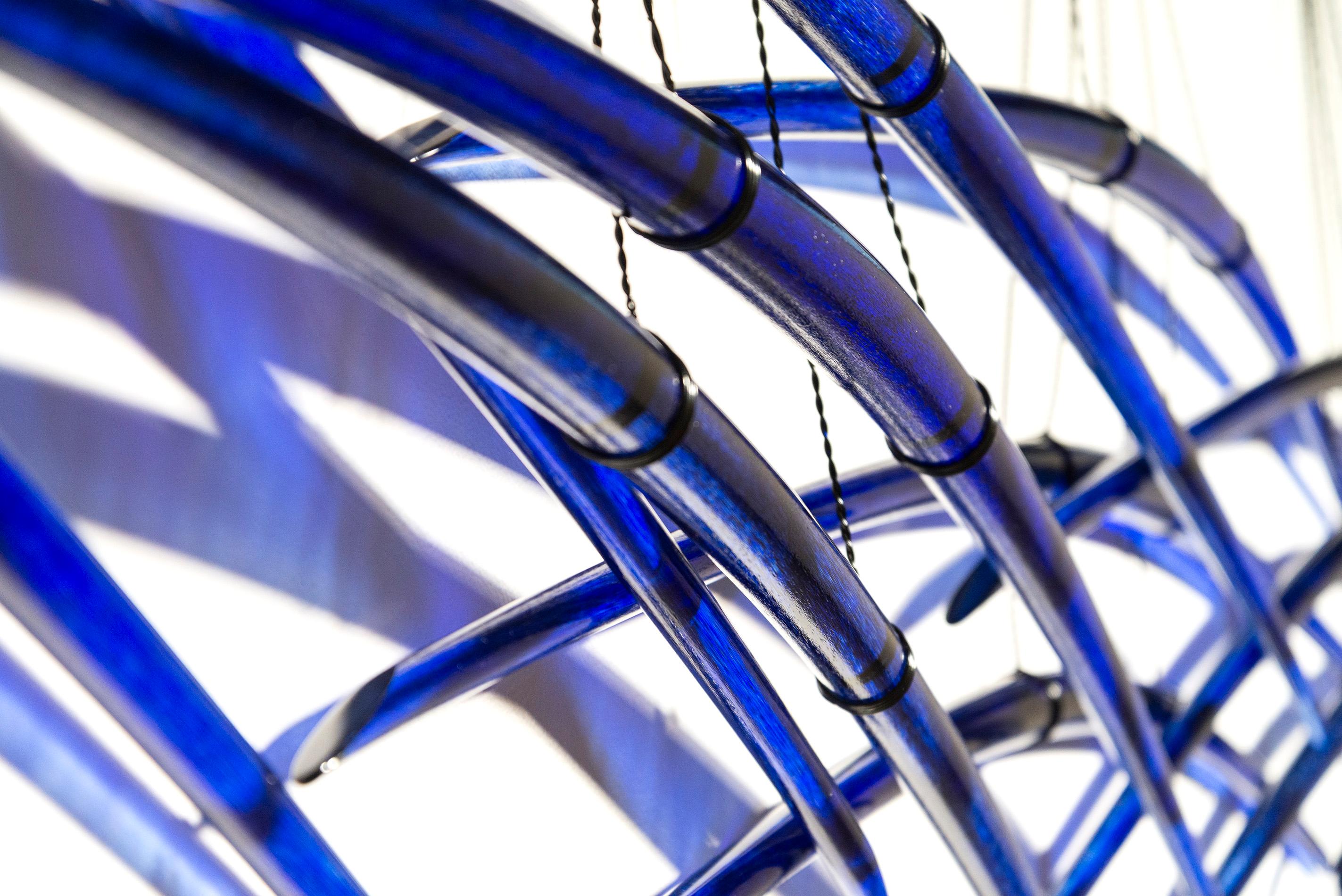 probabilité bleu profond 4 - élégant, incurvé, abstrait, verre, sculpture murale en vente 4
