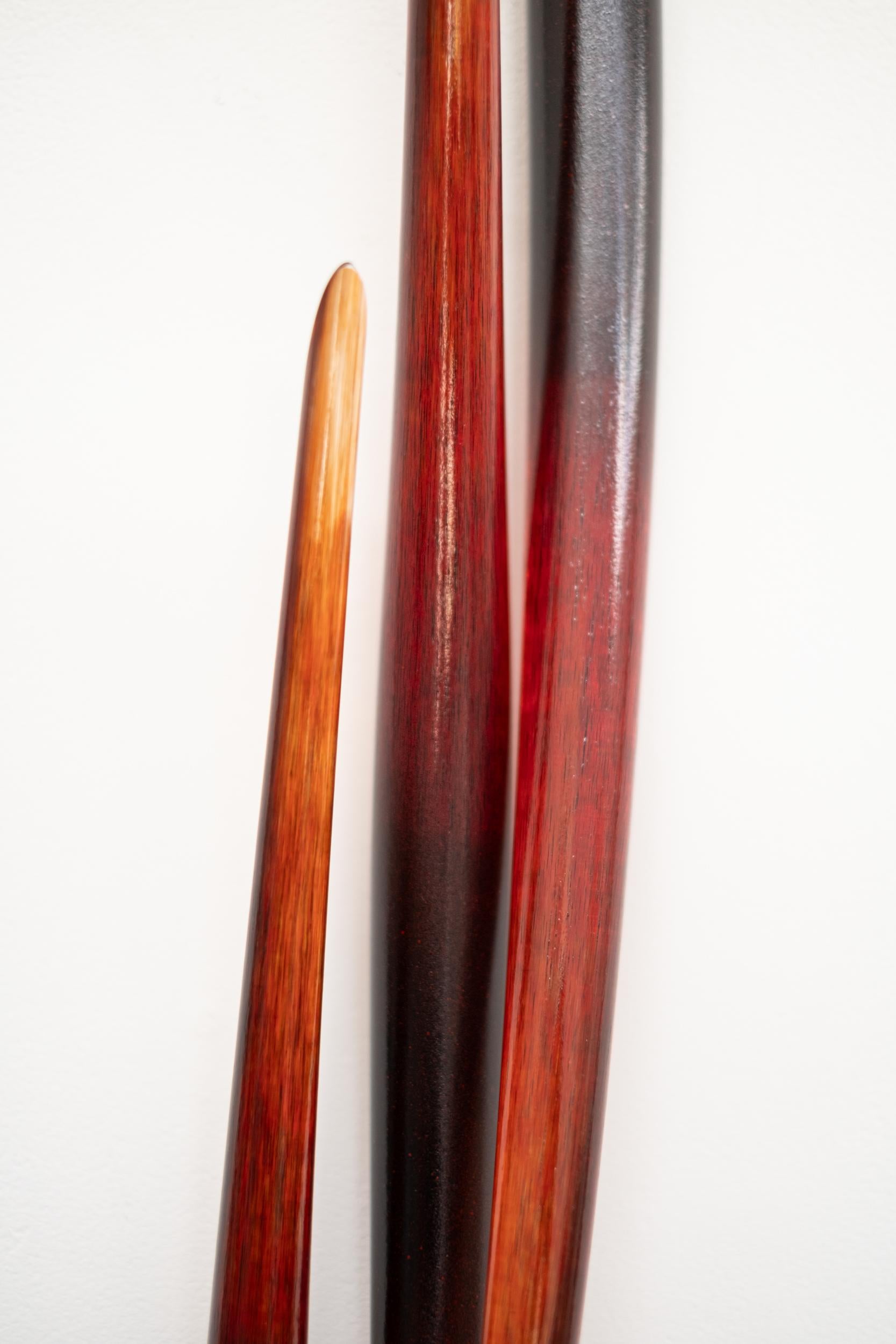 Turned Symmetry - bernsteinfarben, zeitgenössisch, Massivglas, Wandskulptur im Angebot 1