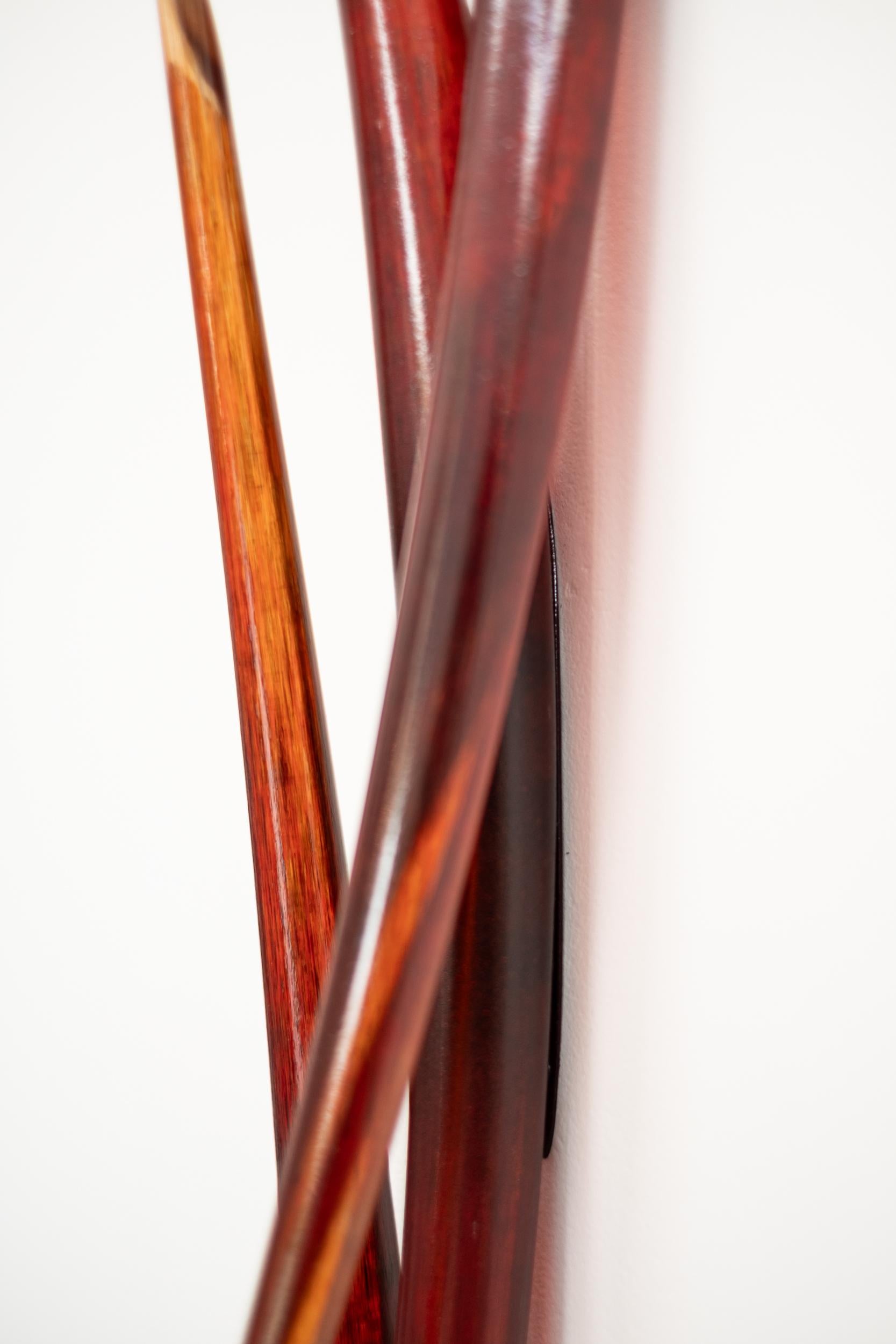 Turned Symmetry - bernsteinfarben, zeitgenössisch, Massivglas, Wandskulptur im Angebot 2