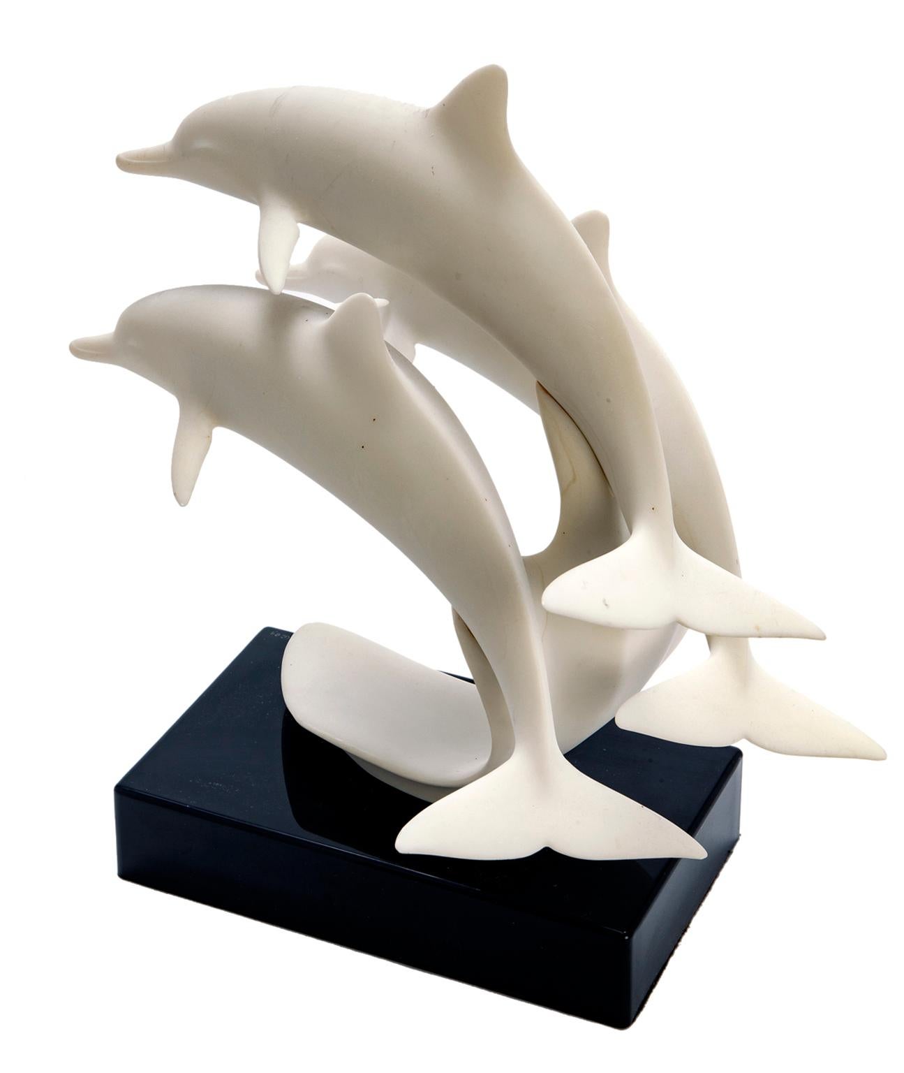 Resina Scultura di delfino di John Perry in vendita