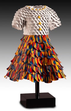Leah" Escultura de objetos encontrados en técnica mixta de un vestido rojo, azul y naranja