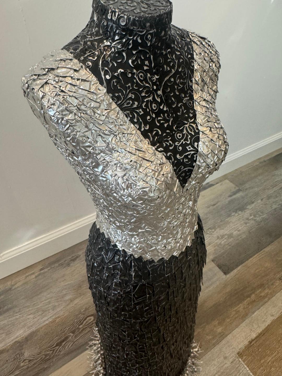 Mira' Skulptur aus gemischten Medien und gefundenen Objekten – Sculpture von John Petrey