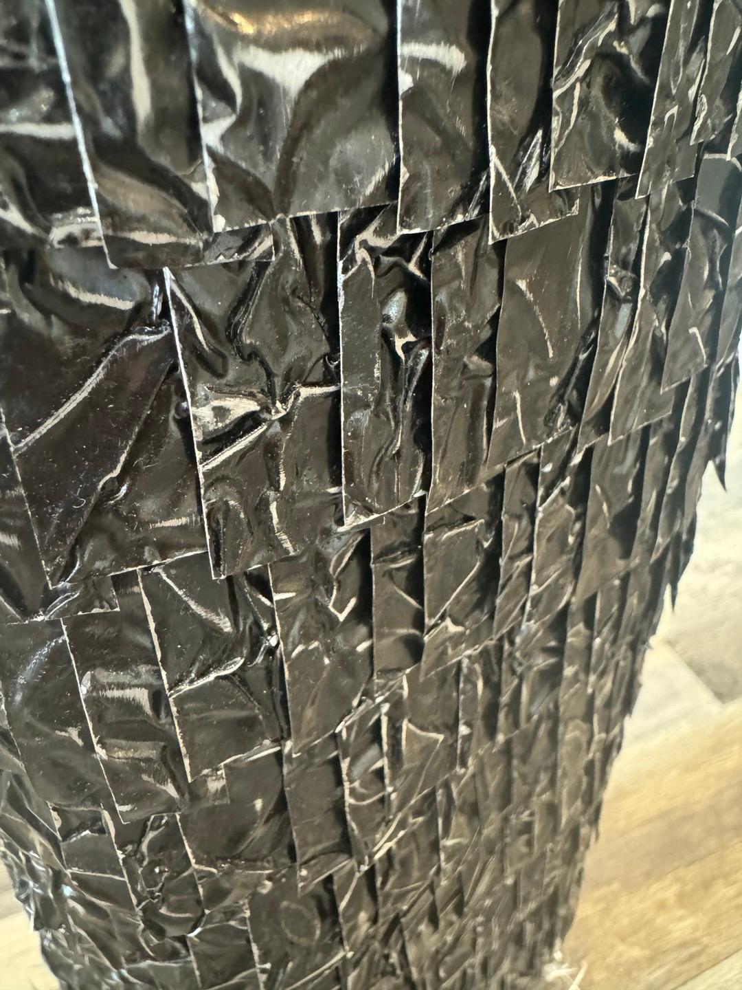 Mira' Skulptur aus gemischten Medien und gefundenen Objekten (Schwarz), Figurative Sculpture, von John Petrey