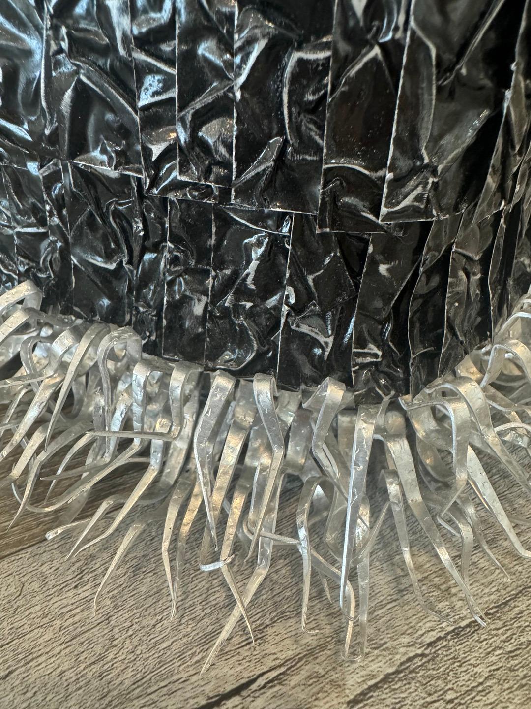 Fundstück-Skulptur aus Patina und Farbe auf Aluminium.