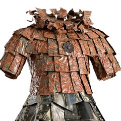 Mixed Media-Skulptur eines Kleides aus gefundenem Objekt:: „Piper“